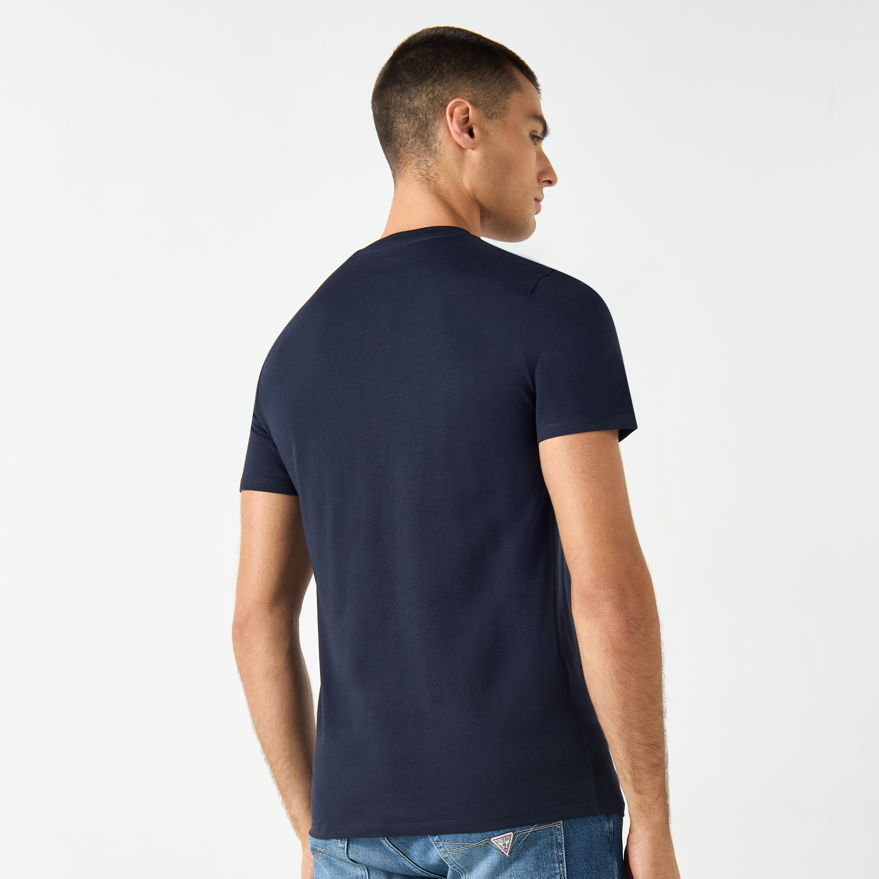 تيشيرت بياقة ضيقة وأكمام قصيرة بطبعات شعار من جيس-men-clothing-tshirtsandpolos-tshirts-image-3