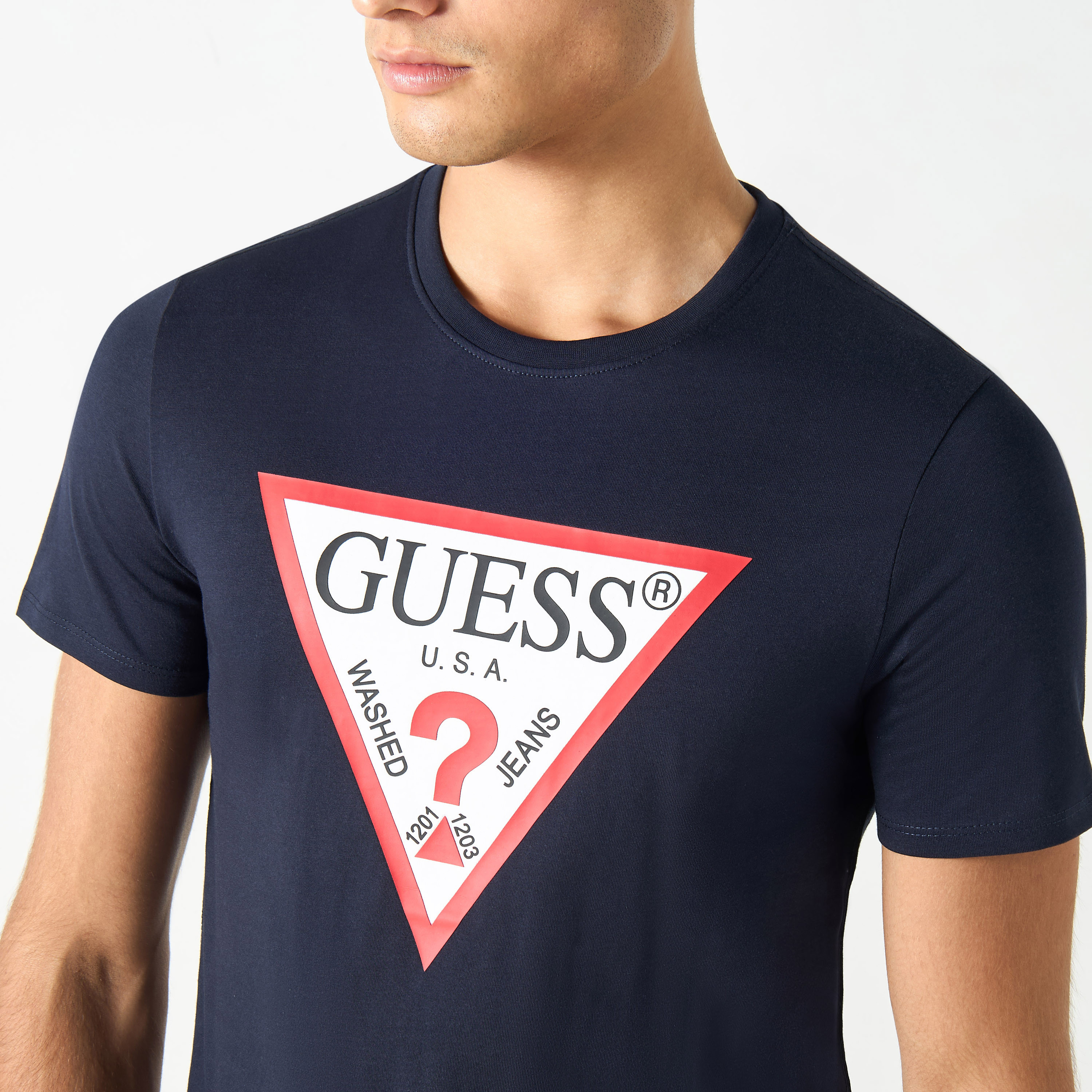 تيشيرت بياقة ضيقة وأكمام قصيرة بطبعات شعار من جيس-men-clothing-tshirtsandpolos-tshirts-image-4