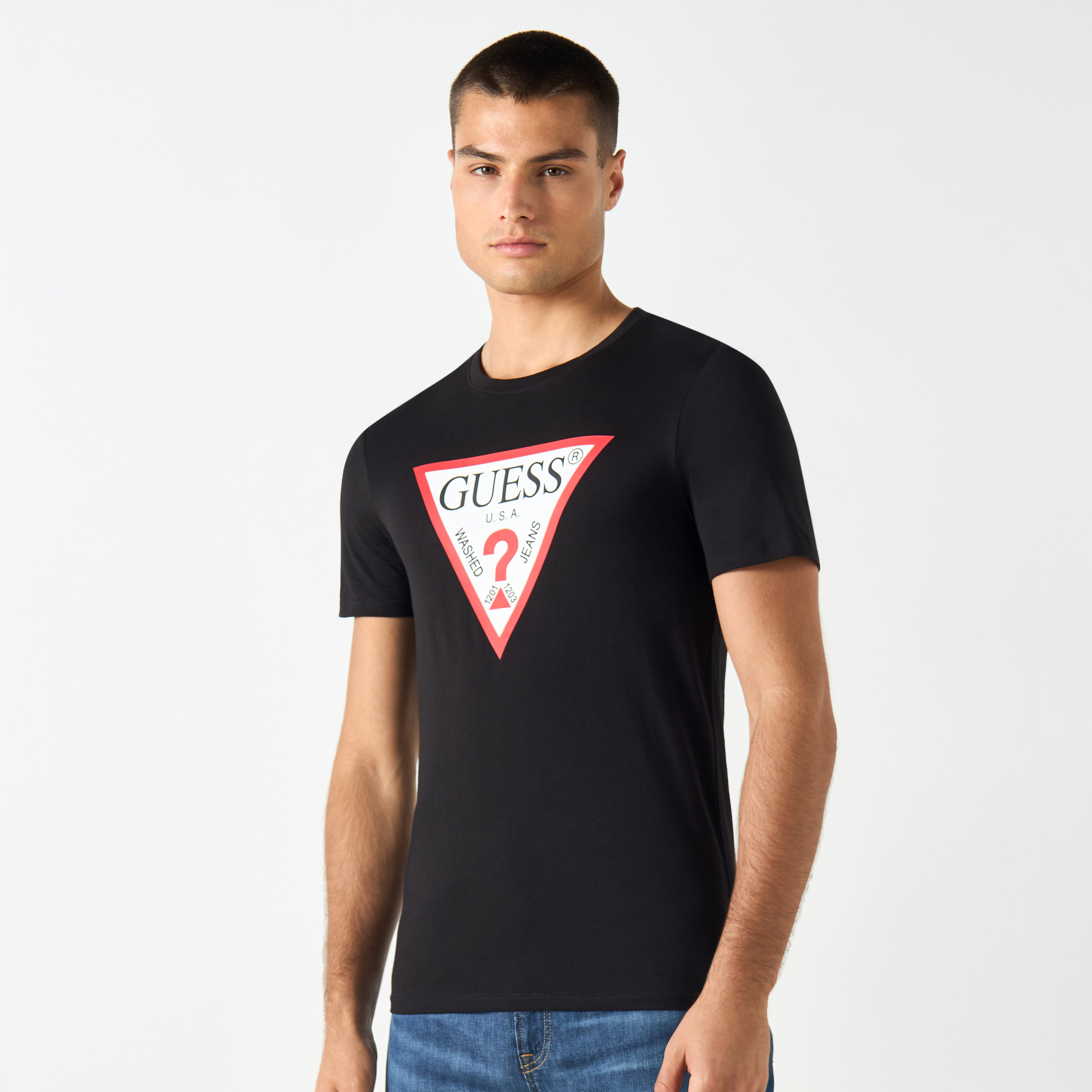 تيشيرت بياقة ضيقة وأكمام قصيرة بطبعات شعار من جيس-men-clothing-tshirtsandpolos-tshirts-image-1