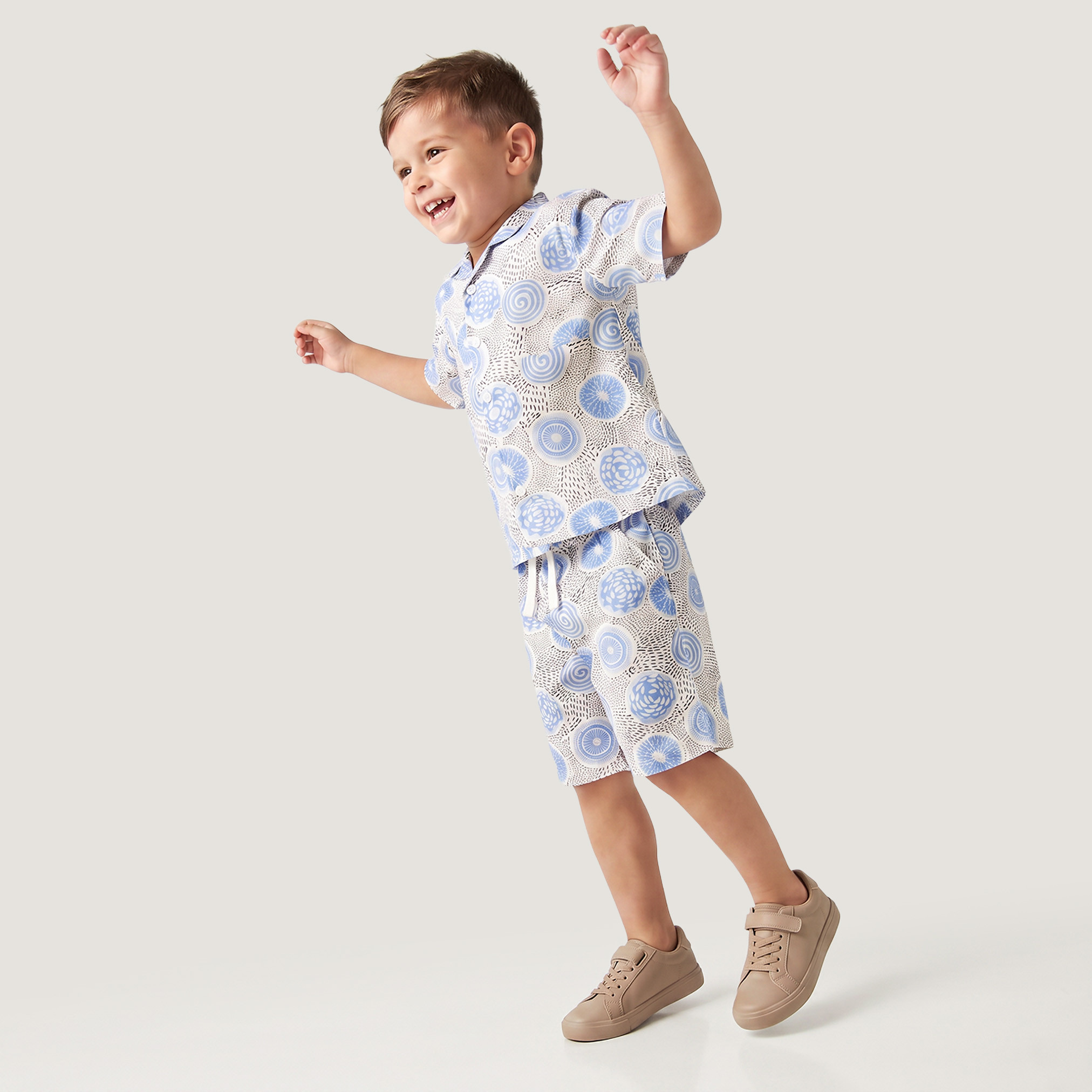طقم شورت وقميص بياقة عادية وأكمام قصيرة وطبعات من جونيورز-boys-clothing-setsandcoords-image-7