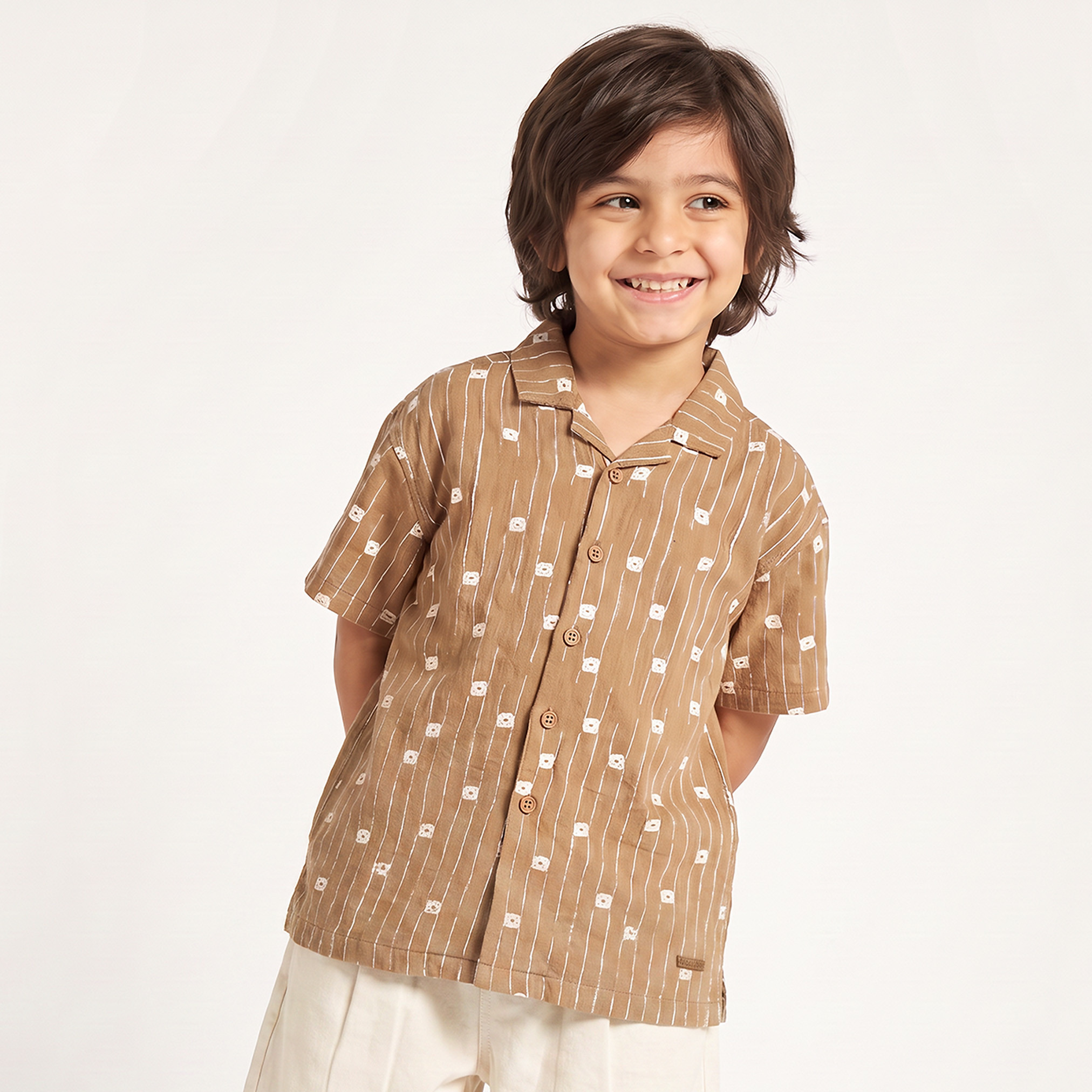 قميص بأكمام قصيرة وتطريزات هندسية-boys-clothing-shirts-image-1