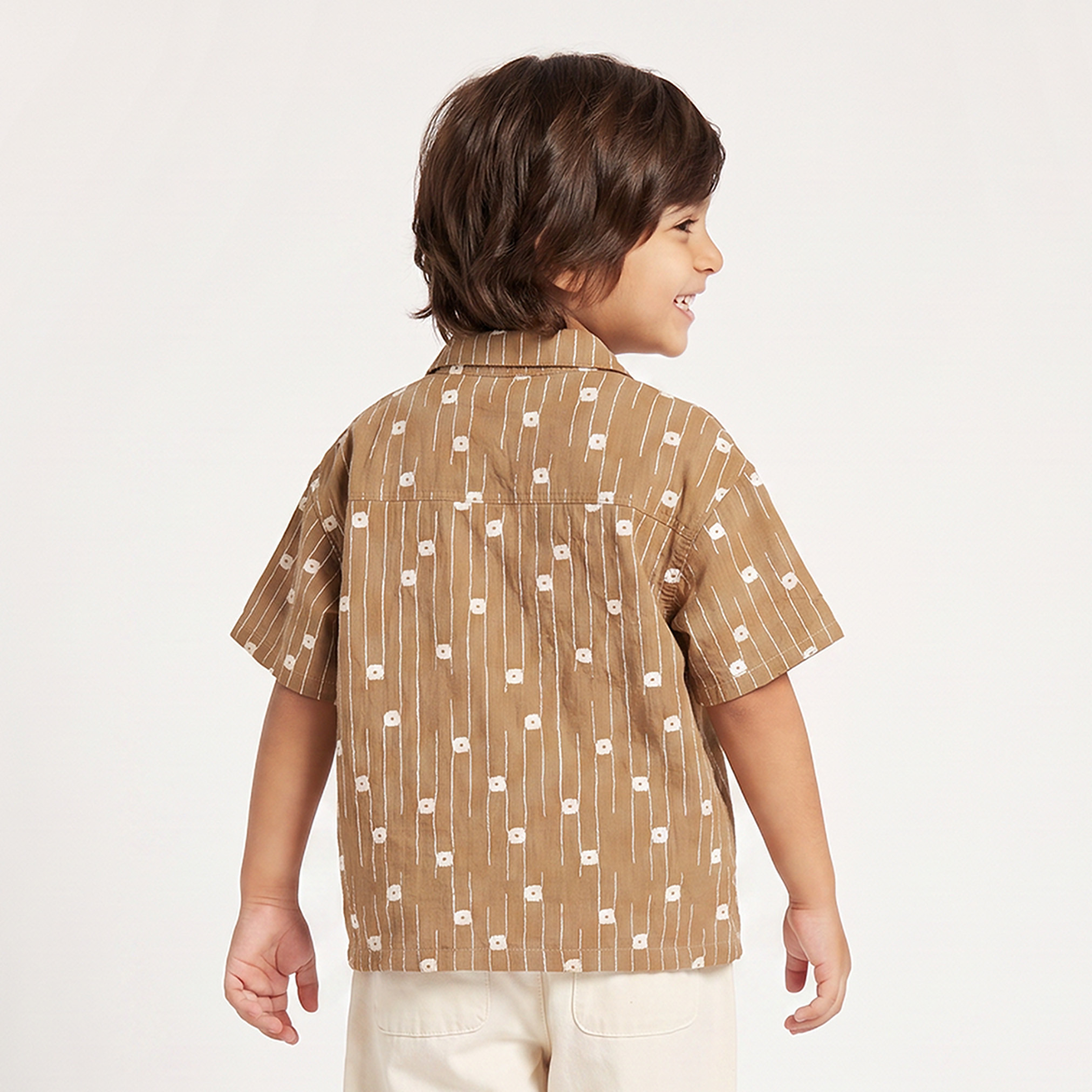 قميص بأكمام قصيرة وتطريزات هندسية-boys-clothing-shirts-image-2