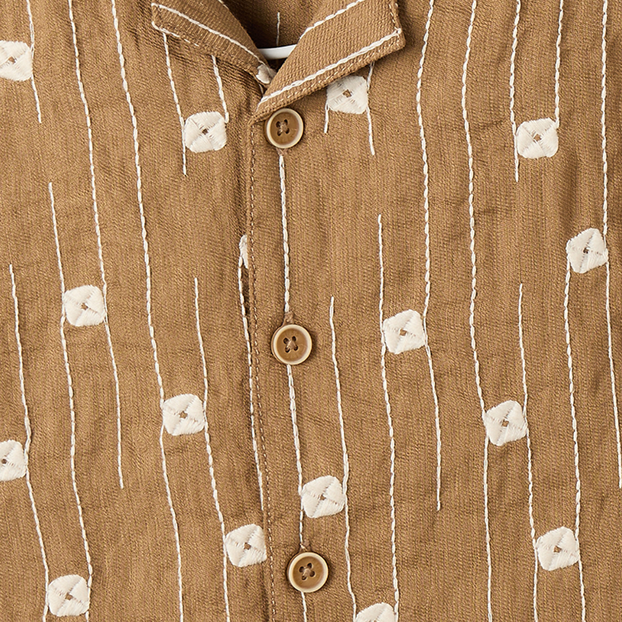 قميص بأكمام قصيرة وتطريزات هندسية-boys-clothing-shirts-image-4