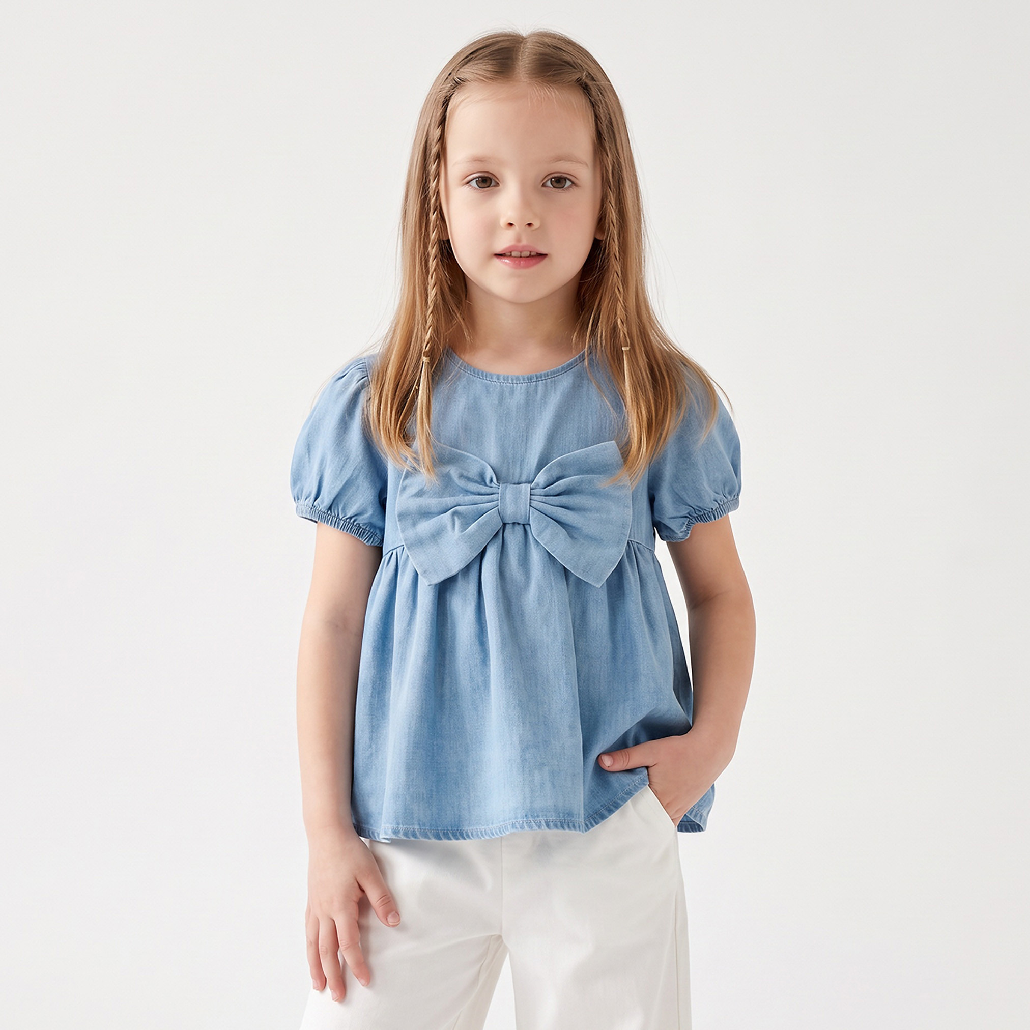 بلوزة دينم بأكمام قصيرة وياقة مستديرة وزينة فيونكة للبنات من جونيورز-girls-clothing-blousesandshirts-image-1