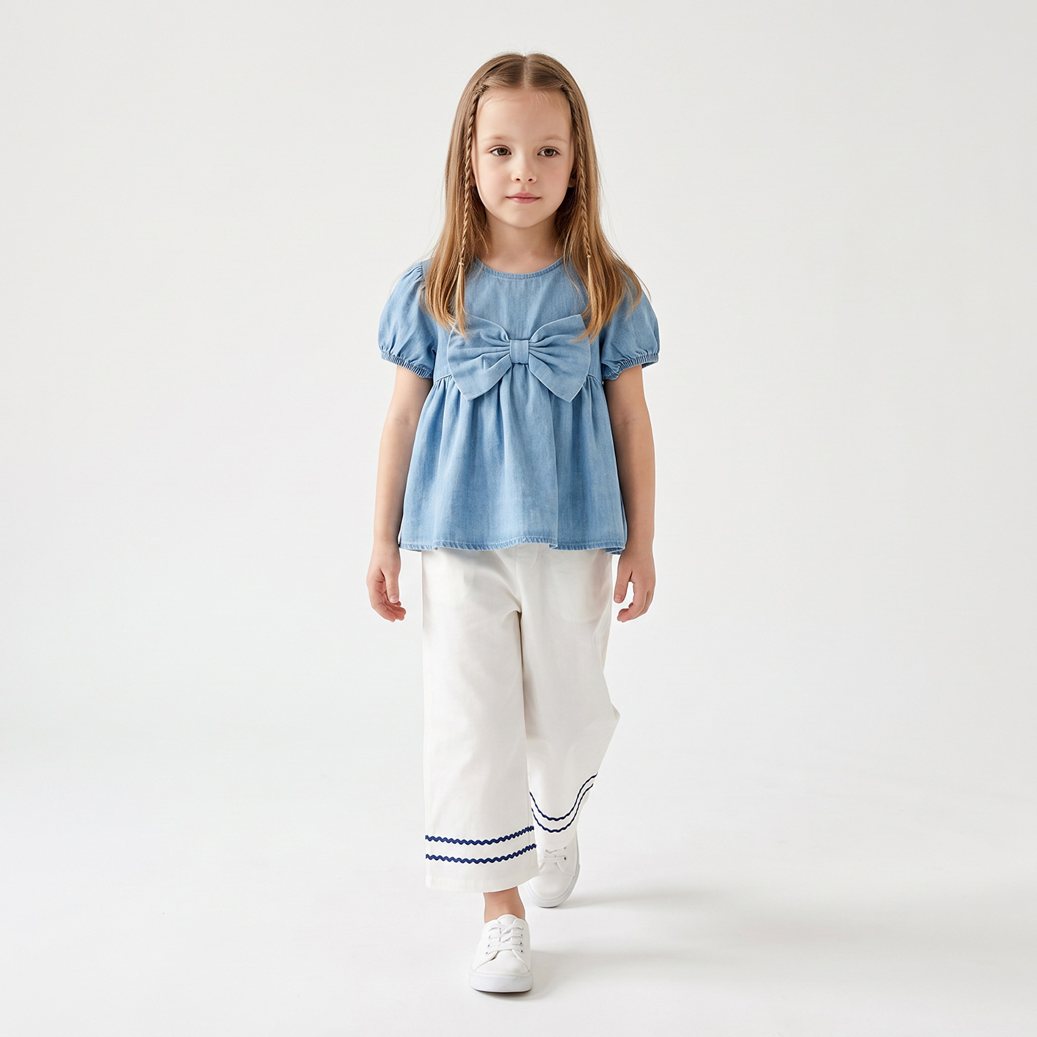 بلوزة دينم بأكمام قصيرة وياقة مستديرة وزينة فيونكة للبنات من جونيورز-girls-clothing-blousesandshirts-image-2