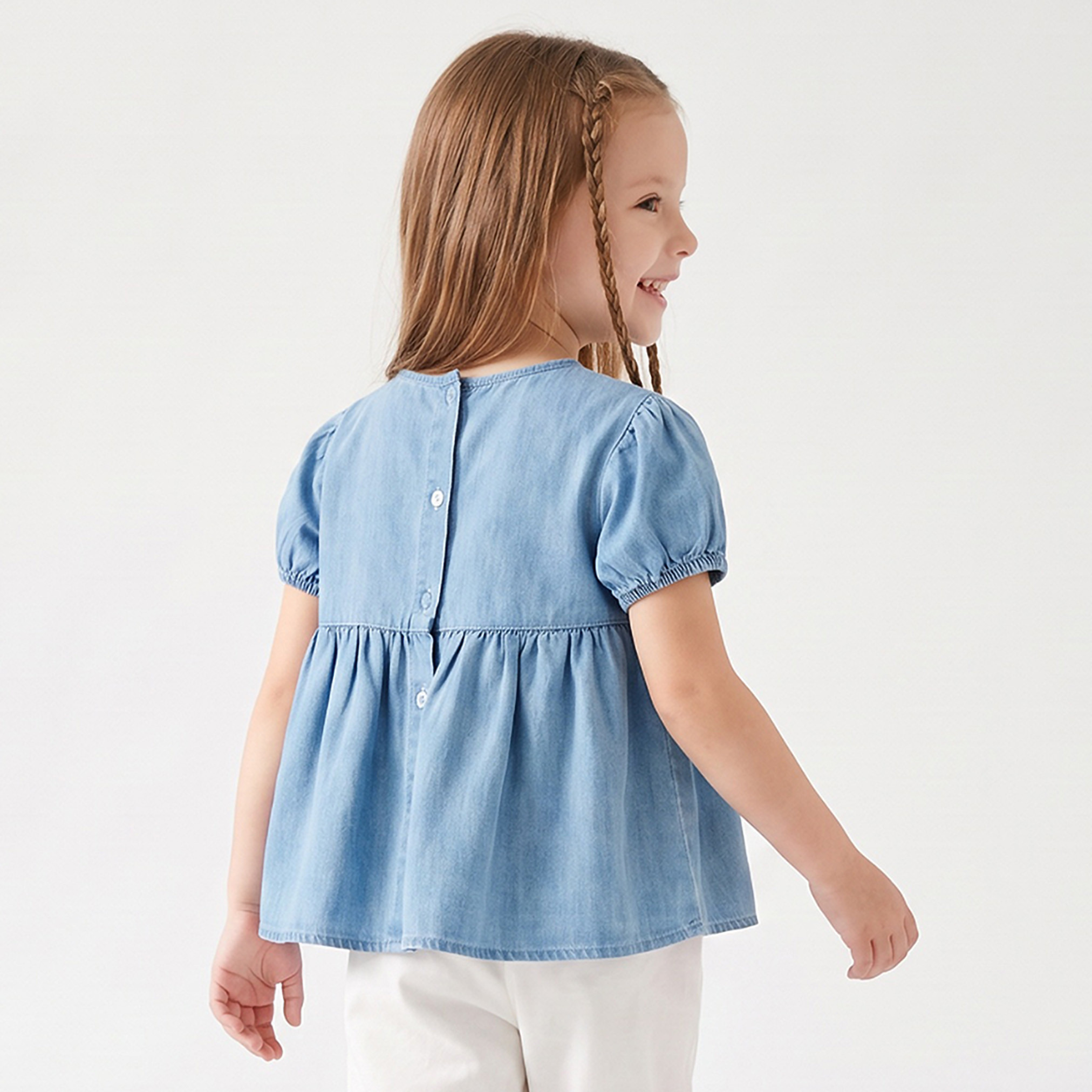 بلوزة دينم بأكمام قصيرة وياقة مستديرة وزينة فيونكة للبنات من جونيورز-girls-clothing-blousesandshirts-image-3