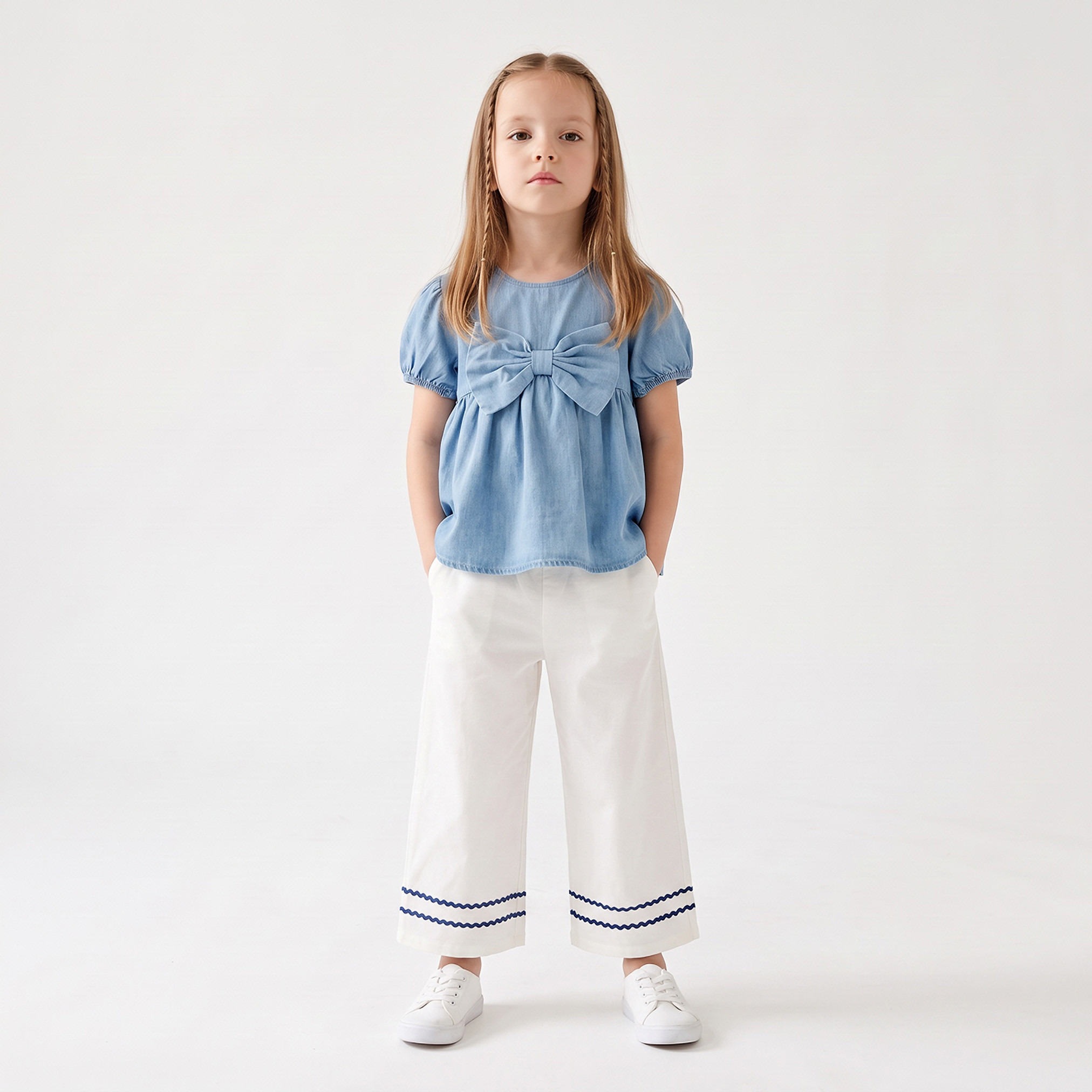 بلوزة دينم بأكمام قصيرة وياقة مستديرة وزينة فيونكة للبنات من جونيورز-girls-clothing-blousesandshirts-image-4