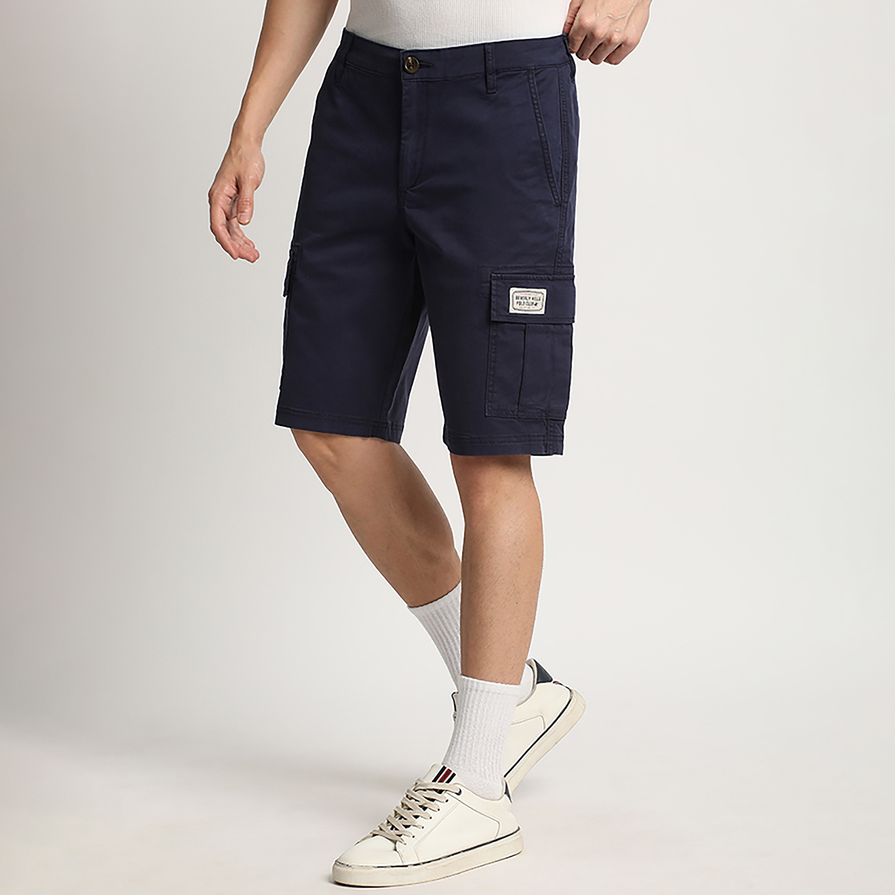 شورت رجالي كارغو سادة بخصر متوسط الارتفاع وزر وسحاب للإغلاق من بيفرلي هيلز بولو كلوب-men-clothing-bottoms-shorts-image-2