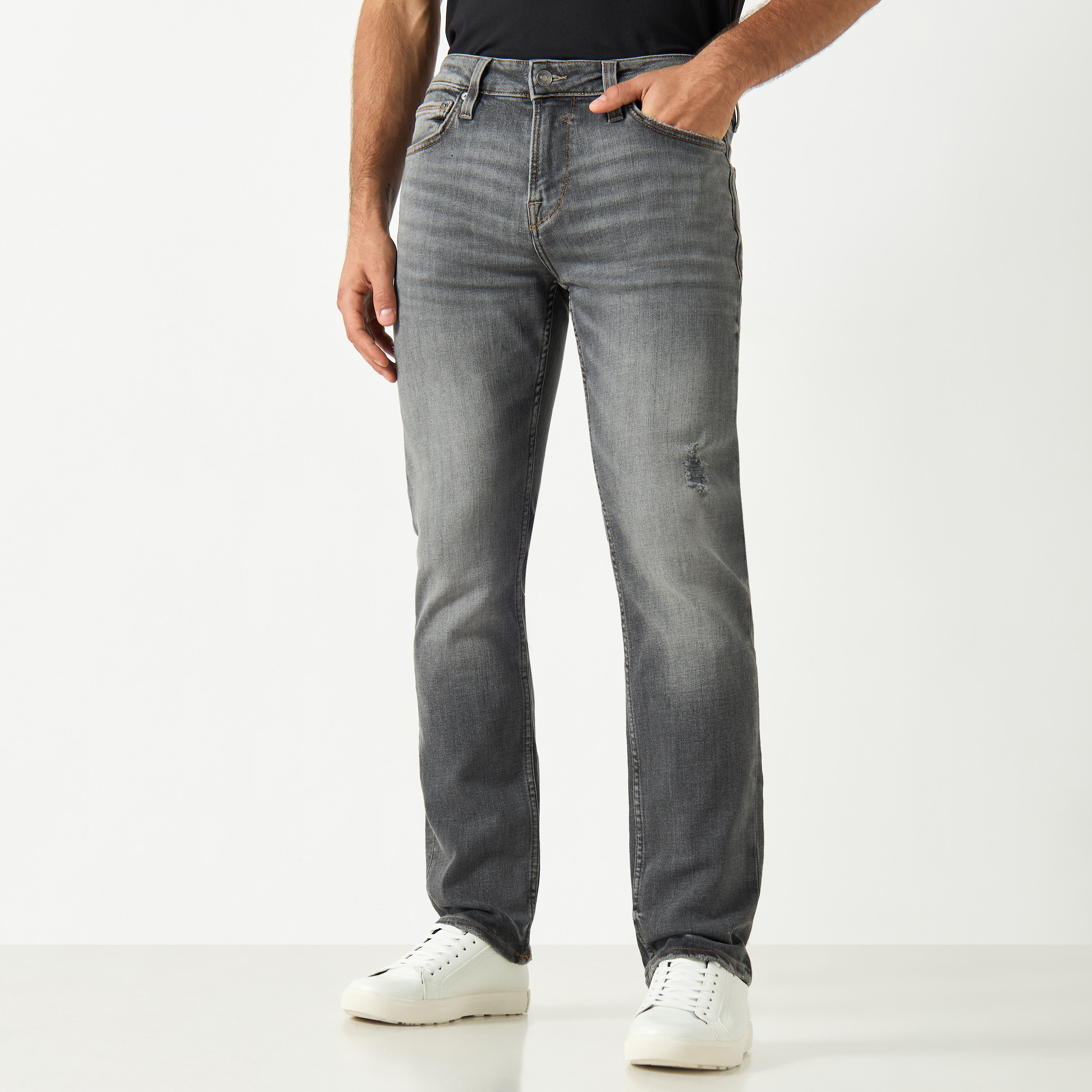 بنطلون جينز بقصة مستقيمة وزر إغلاق وجيوب من جيس-men-clothing-bottoms-jeans-image-1