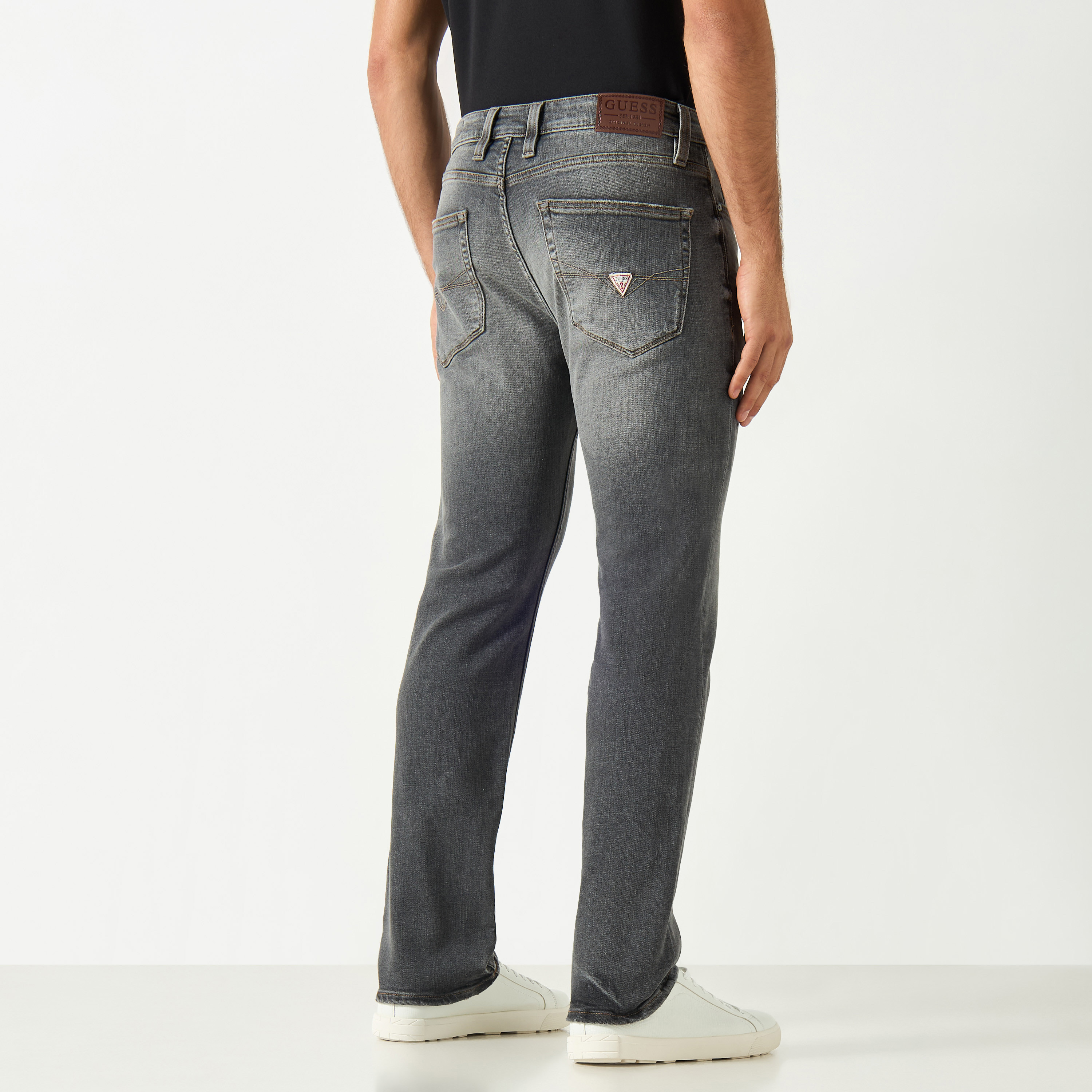 بنطلون جينز بقصة مستقيمة وزر إغلاق وجيوب من جيس-men-clothing-bottoms-jeans-image-4
