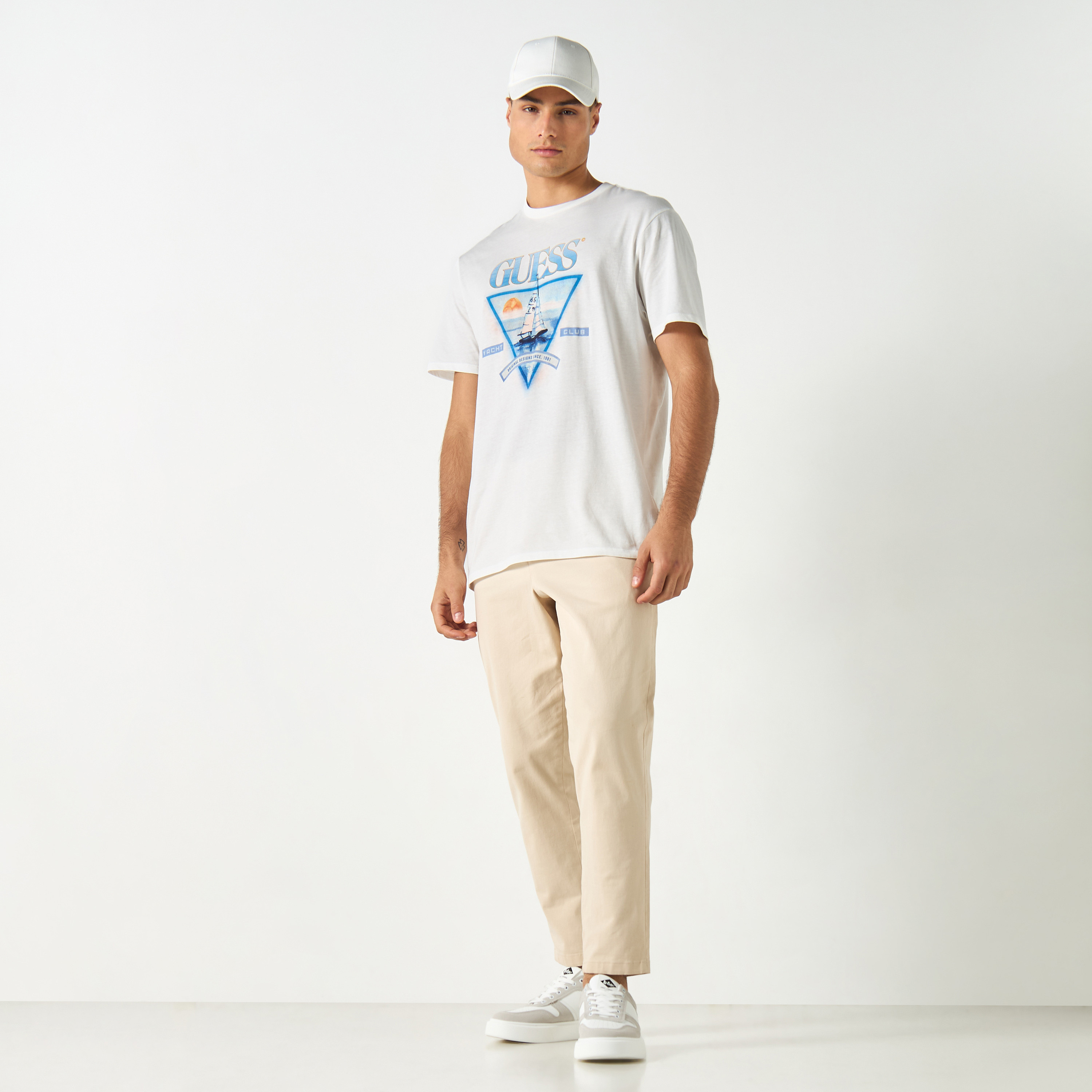 تيشيرت بياقة ضيّقة وأكمام قصيرة وطبعات شعار من جيس-men-clothing-tshirtsandpolos-tshirts-image-2