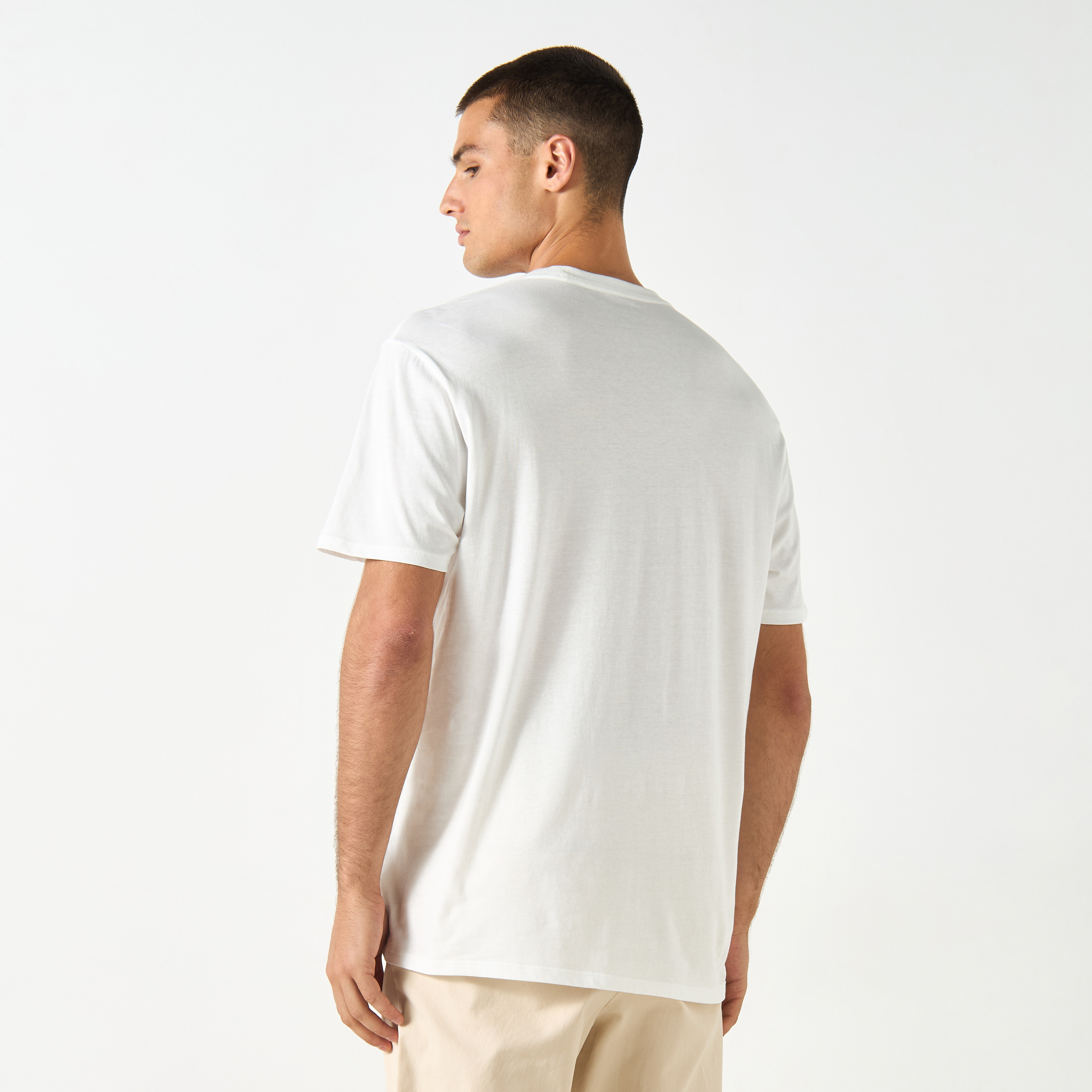 تيشيرت بياقة ضيّقة وأكمام قصيرة وطبعات شعار من جيس-men-clothing-tshirtsandpolos-tshirts-image-3