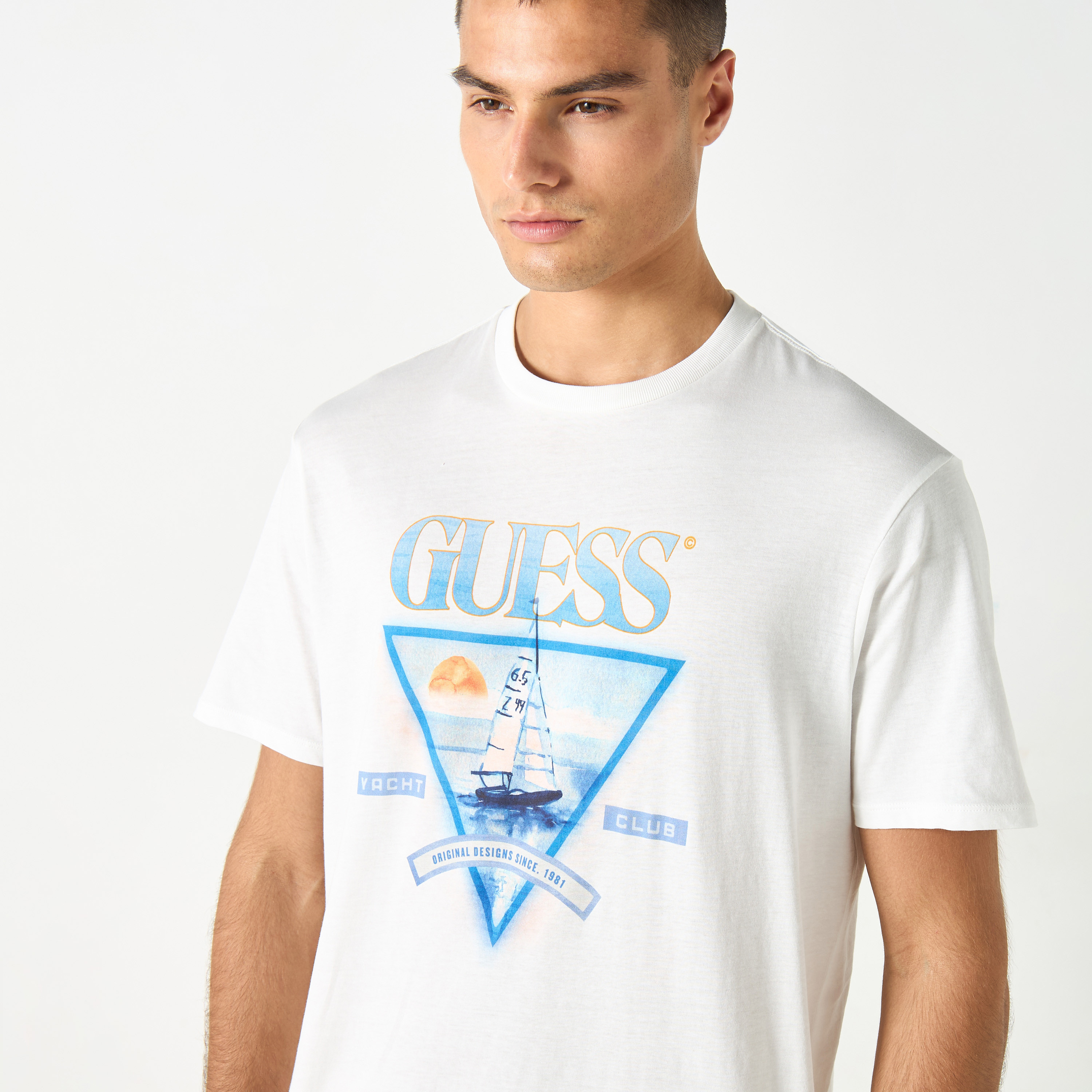 تيشيرت بياقة ضيّقة وأكمام قصيرة وطبعات شعار من جيس-men-clothing-tshirtsandpolos-tshirts-image-4