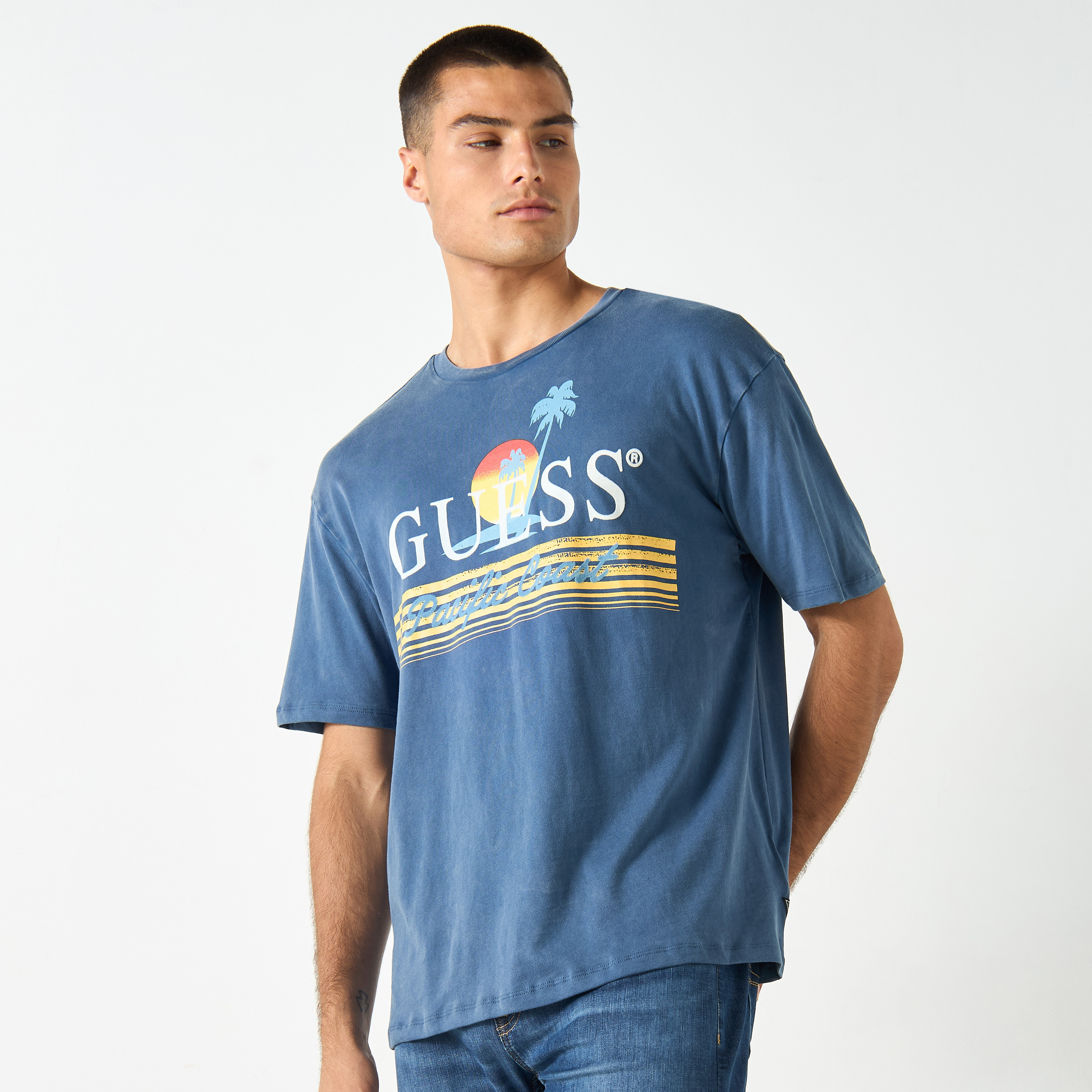 تيشيرت بياقة ضيّقة وأكمام قصيرة وطبعات جرافيك من جيس-men-clothing-tshirtsandpolos-tshirts-image-1