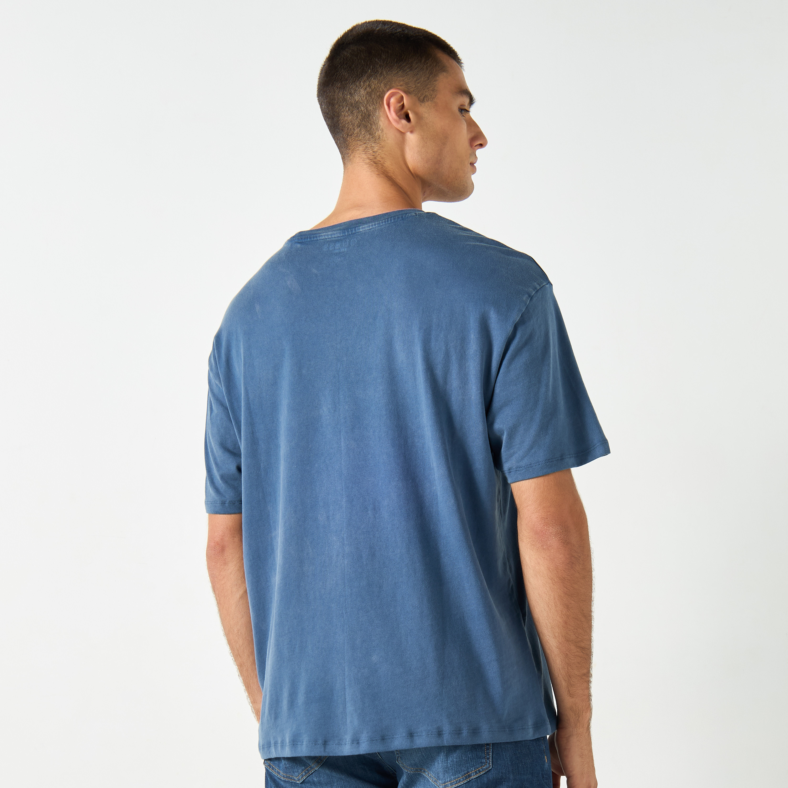 تيشيرت بياقة ضيّقة وأكمام قصيرة وطبعات جرافيك من جيس-men-clothing-tshirtsandpolos-tshirts-image-3