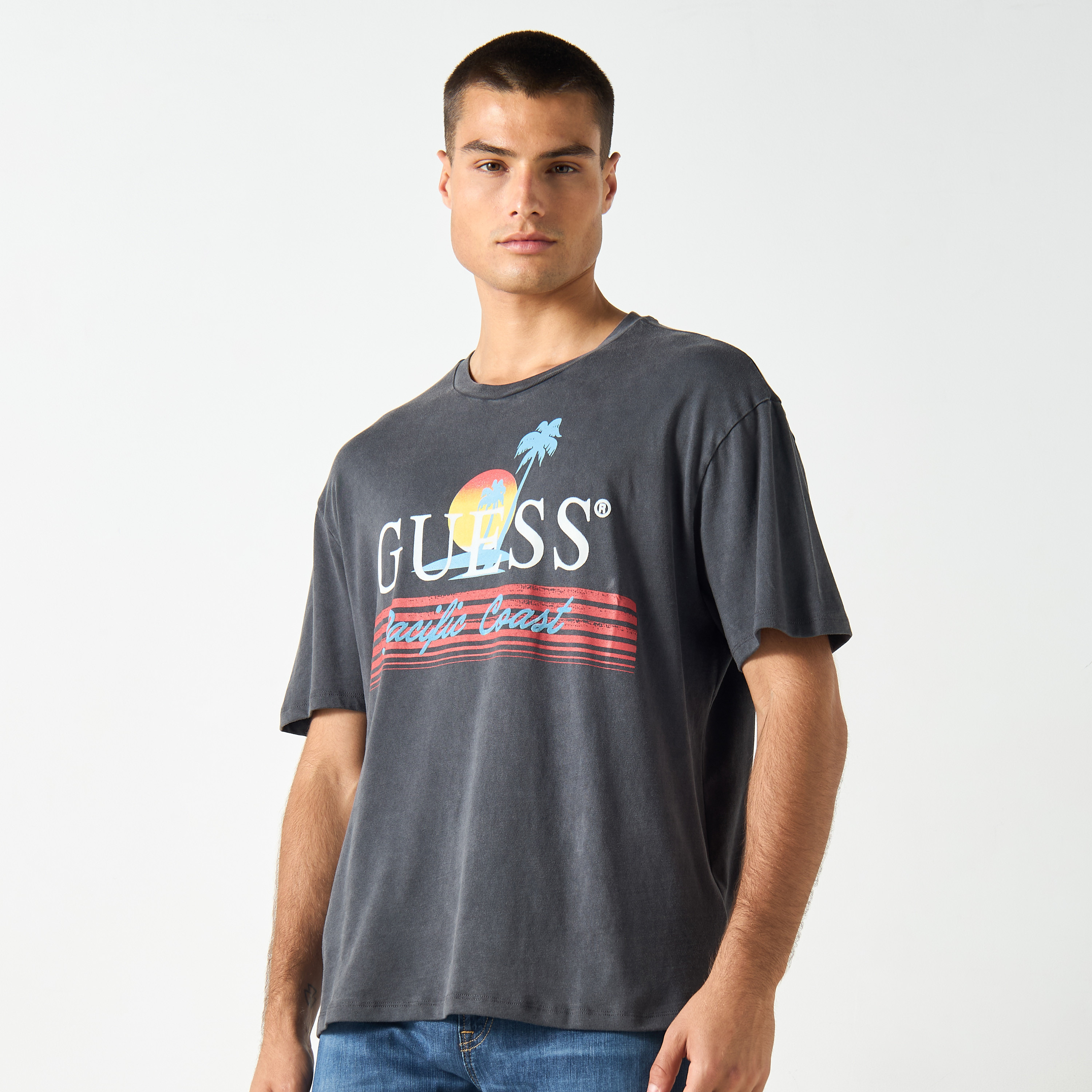 تيشيرت بياقة ضيّقة وأكمام قصيرة وطبعات جرافيك من جيس-men-clothing-tshirtsandpolos-tshirts-image-1