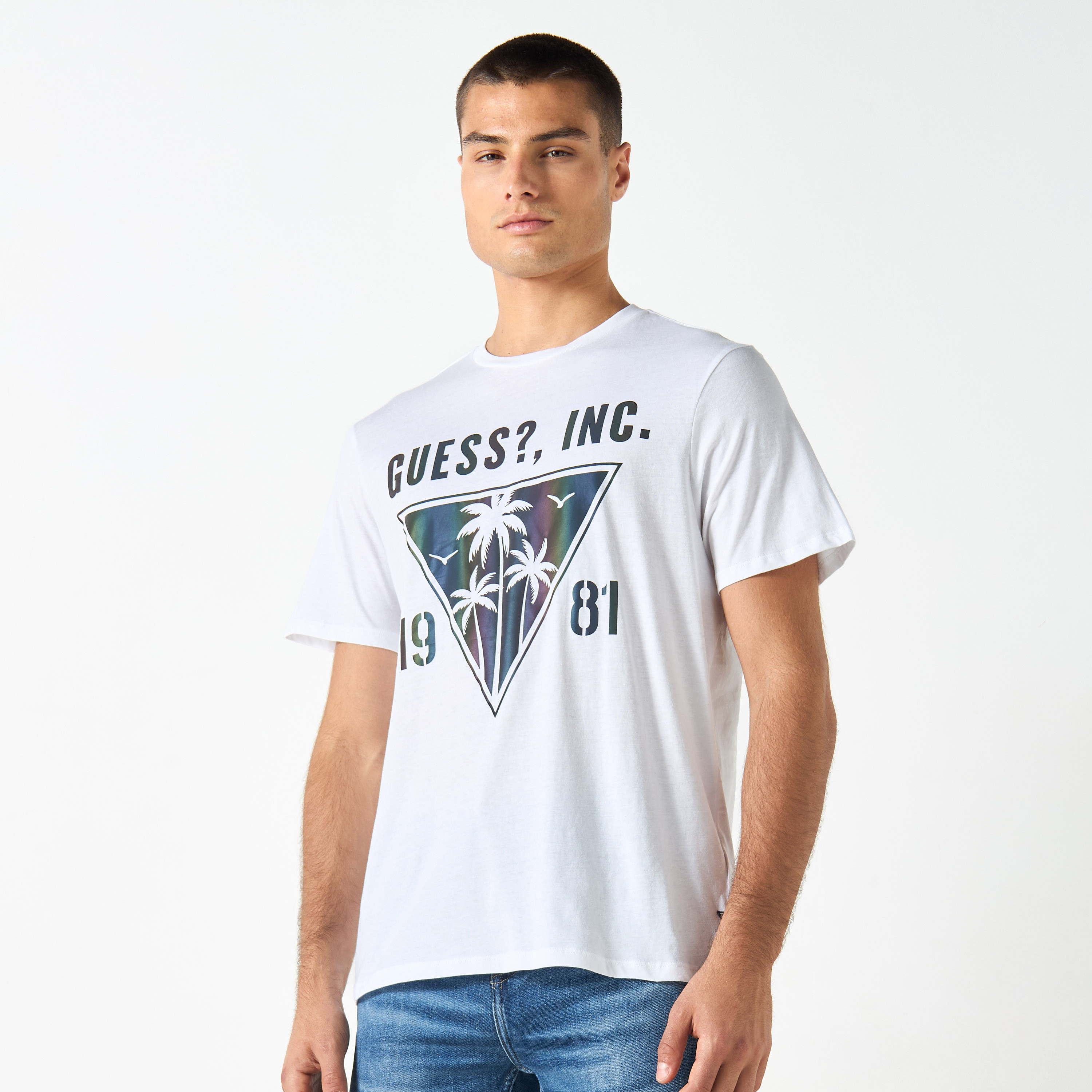 تيشيرت بياقة ضيقة وأكمام قصيرة بطبعات جرافيك من جيس-men-clothing-tshirtsandpolos-tshirts-image-1
