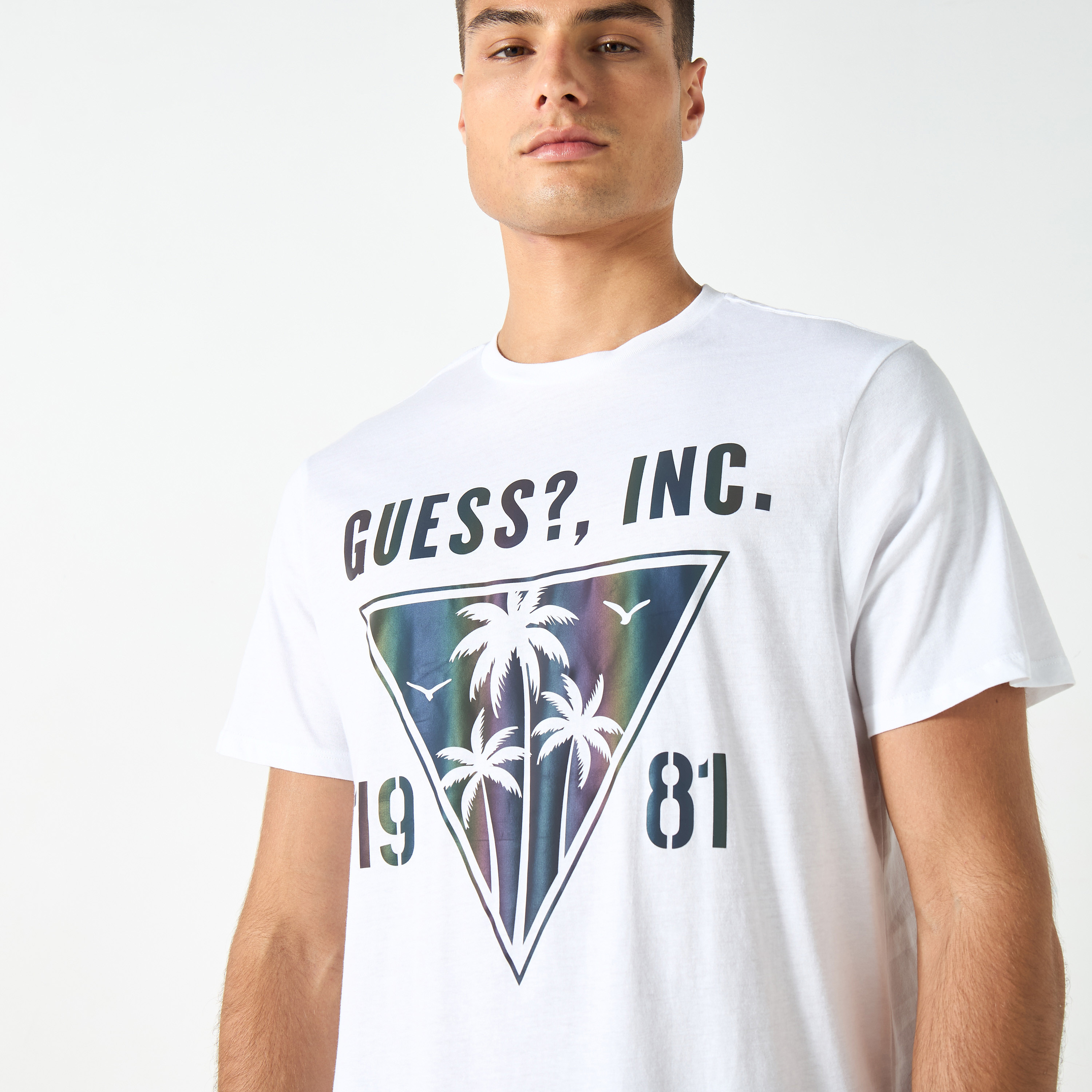 تيشيرت بياقة ضيقة وأكمام قصيرة بطبعات جرافيك من جيس-men-clothing-tshirtsandpolos-tshirts-image-4