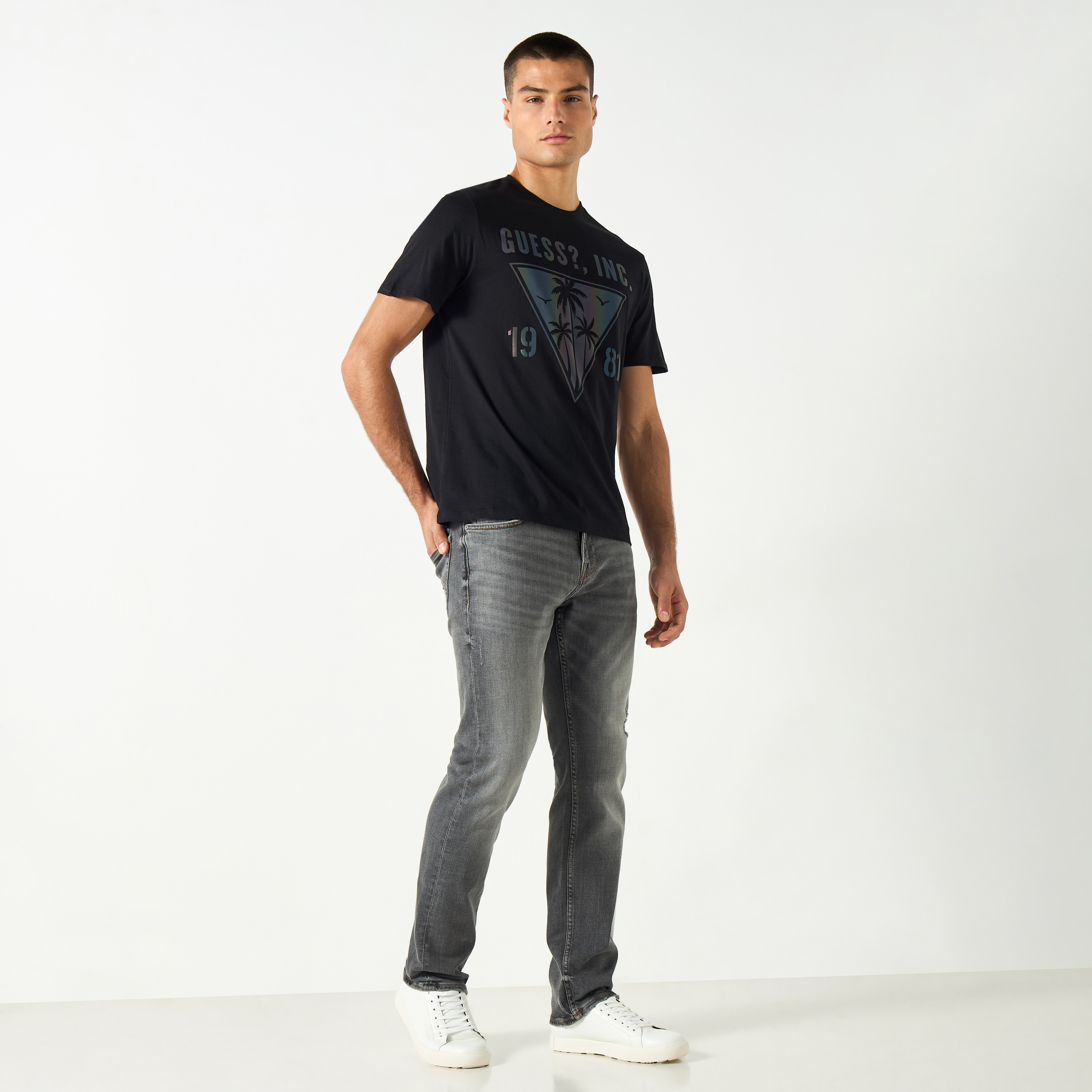تيشيرت بياقة ضيقة وأكمام قصيرة بطبعات جرافيك من جيس-men-clothing-tshirtsandpolos-tshirts-image-2