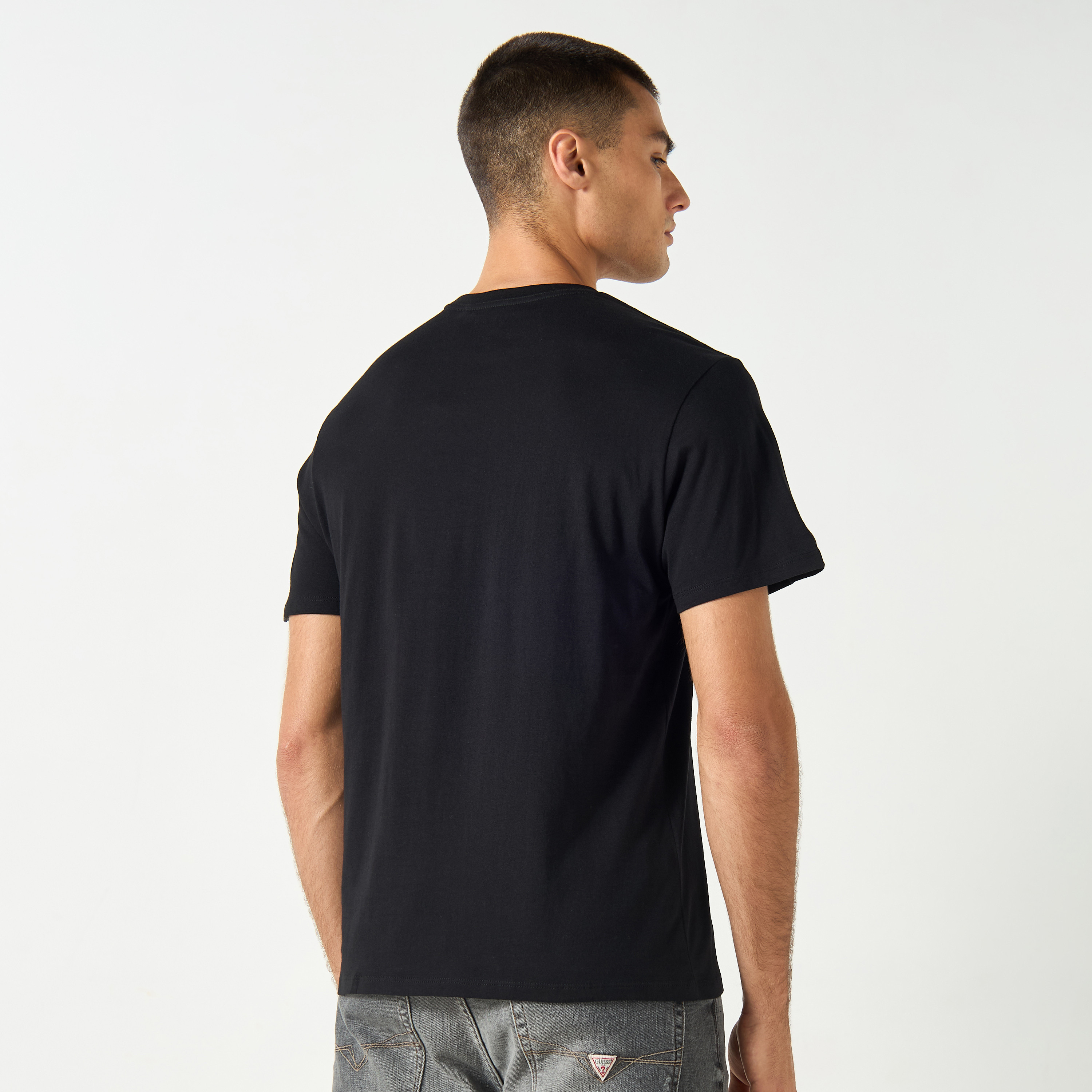 تيشيرت بياقة ضيقة وأكمام قصيرة بطبعات جرافيك من جيس-men-clothing-tshirtsandpolos-tshirts-image-3