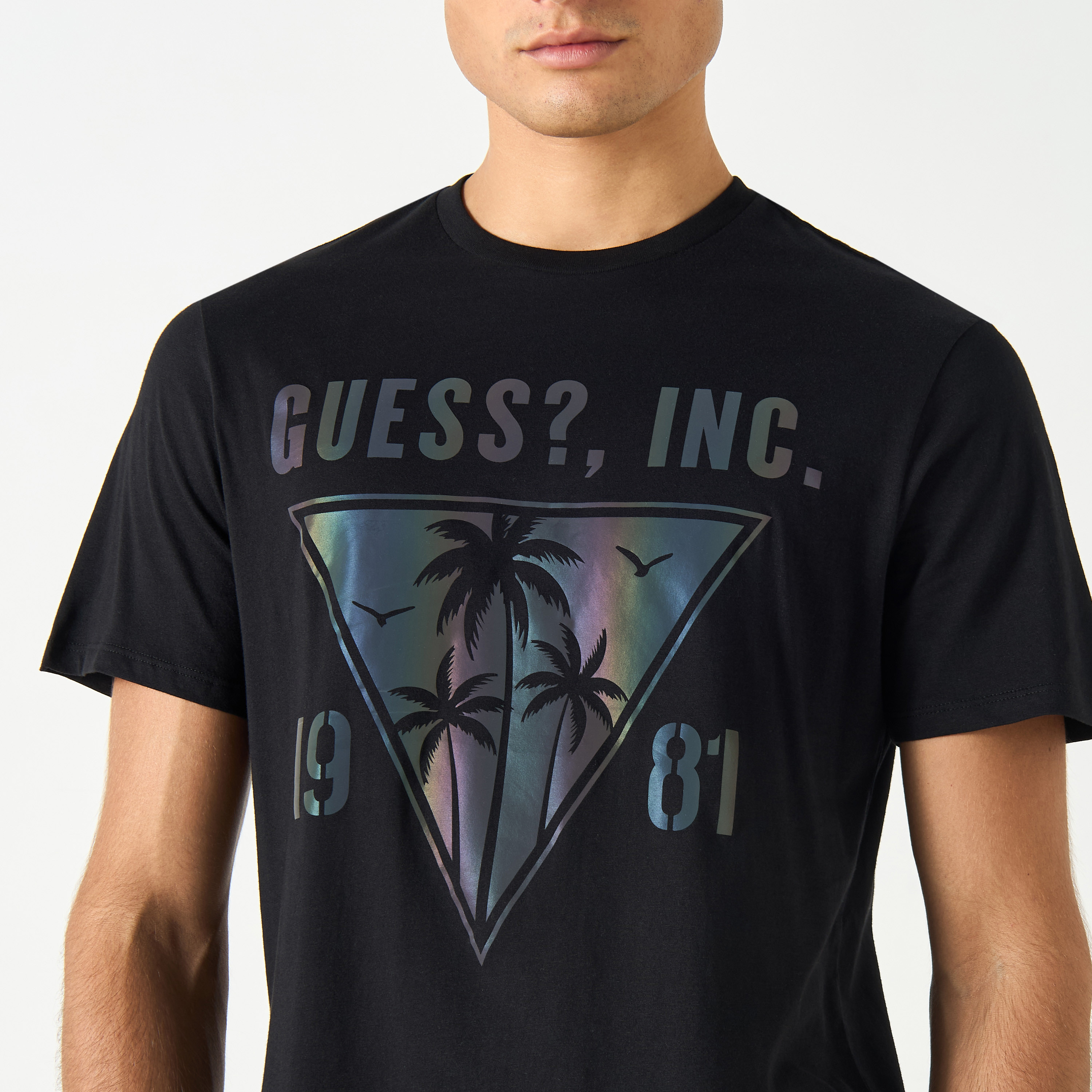 تيشيرت بياقة ضيقة وأكمام قصيرة بطبعات جرافيك من جيس-men-clothing-tshirtsandpolos-tshirts-image-4
