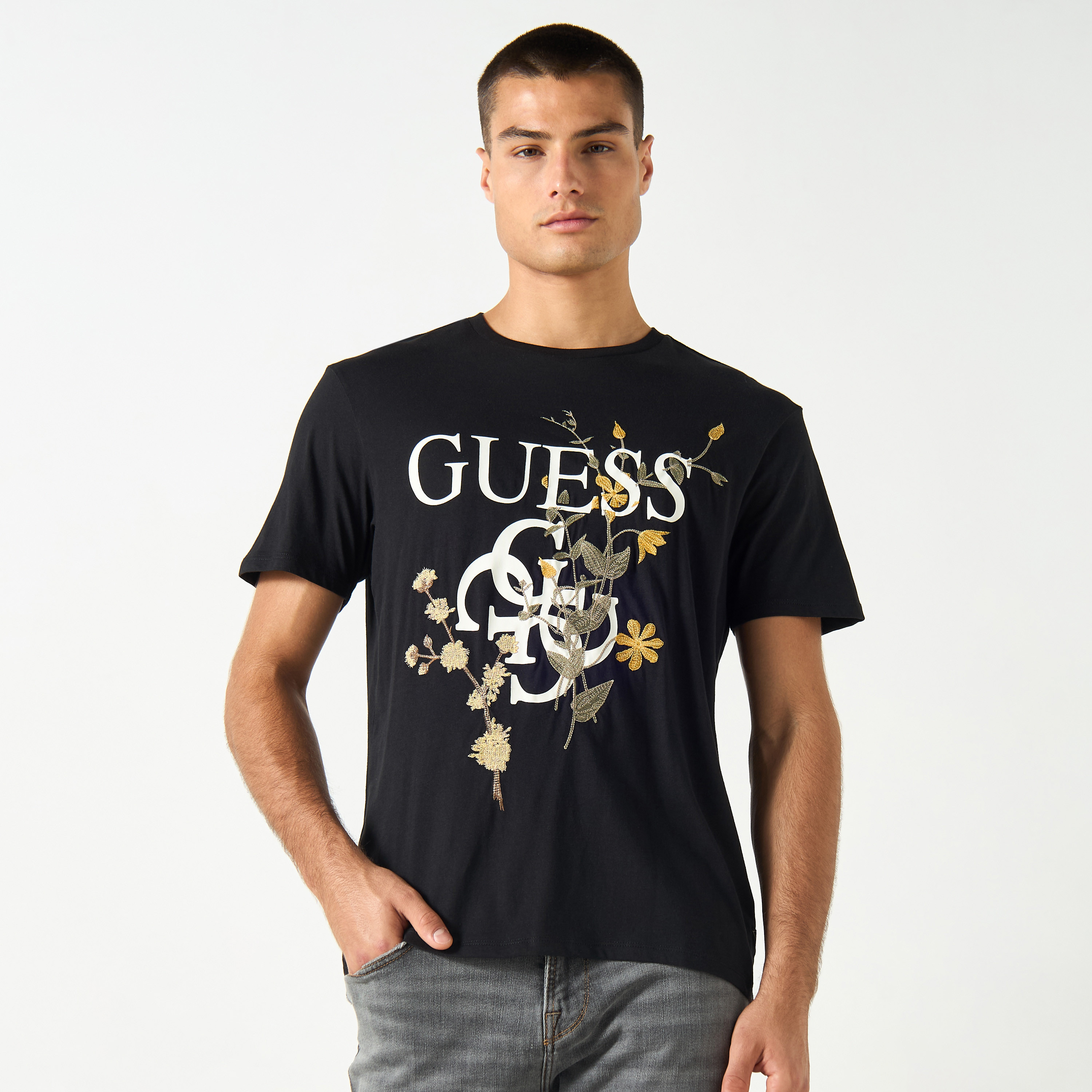 تيشيرت بياقة ضيّقة وأكمام قصيرة وطبعات شعار من جيس-men-clothing-tshirtsandpolos-tshirts-image-1