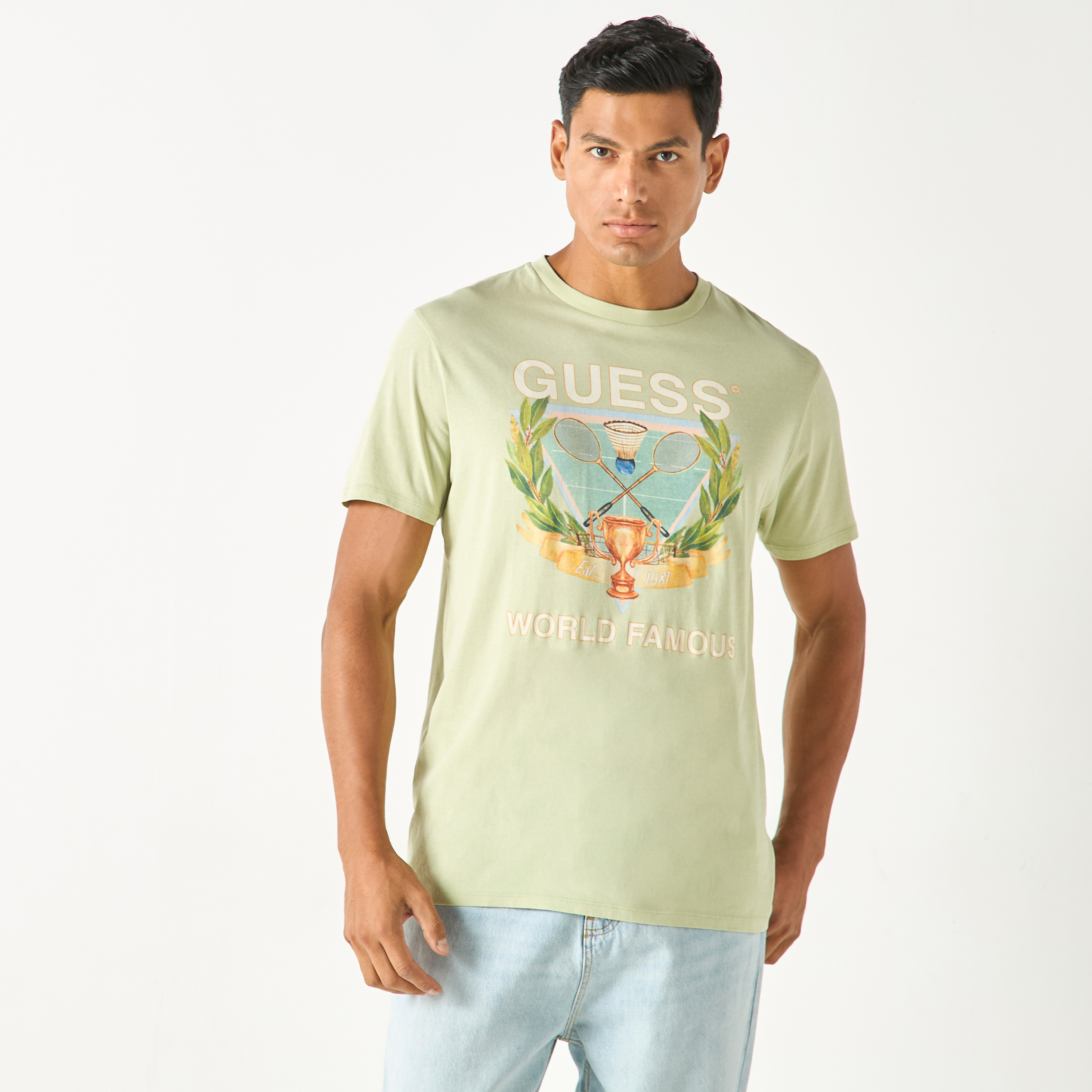 تيشيرت بياقة ضيّقة وأكمام قصيرة وطبعات شعار من جيس-men-clothing-tshirtsandpolos-tshirts-image-1