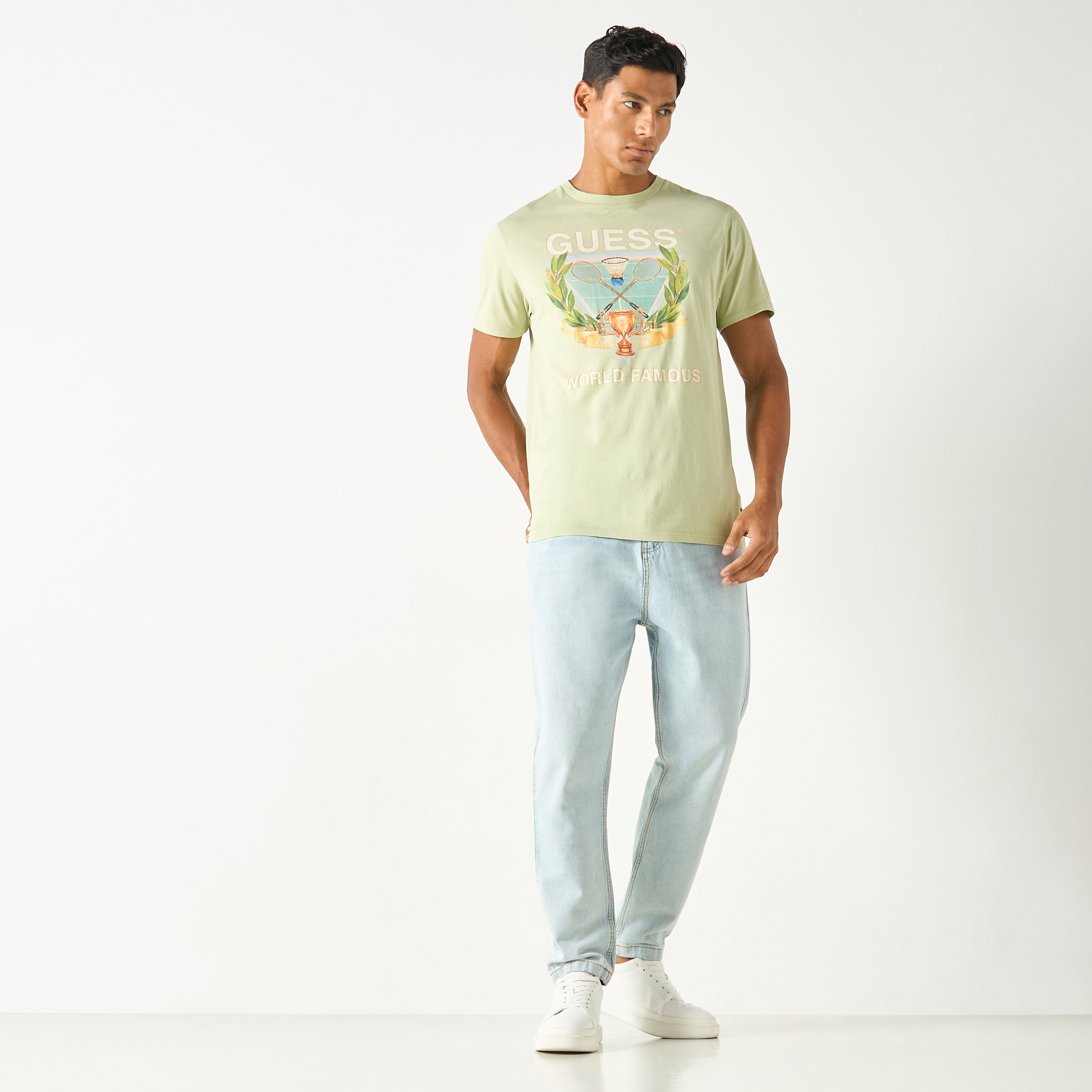 تيشيرت بياقة ضيّقة وأكمام قصيرة وطبعات شعار من جيس-men-clothing-tshirtsandpolos-tshirts-image-2