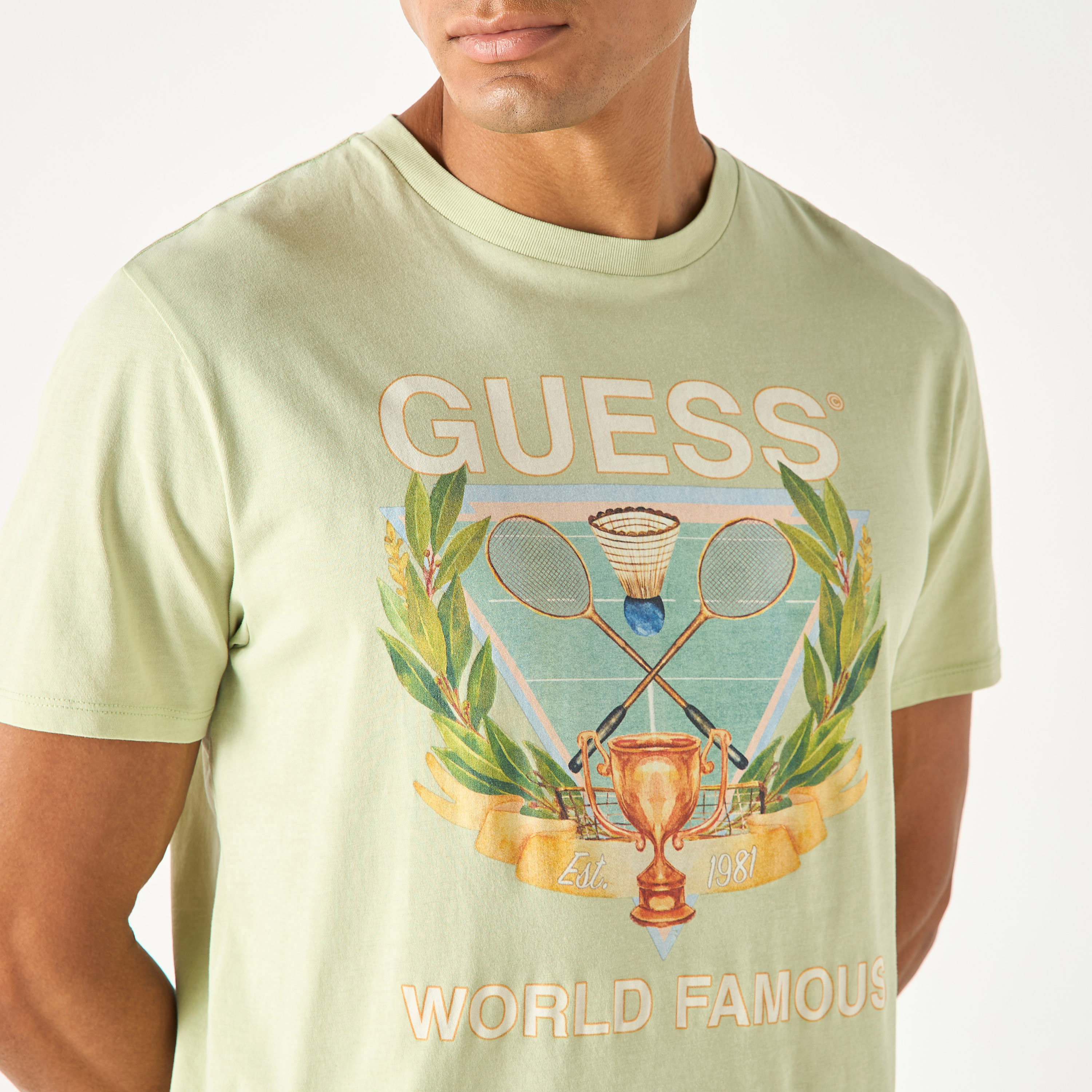 تيشيرت بياقة ضيّقة وأكمام قصيرة وطبعات شعار من جيس-men-clothing-tshirtsandpolos-tshirts-image-3