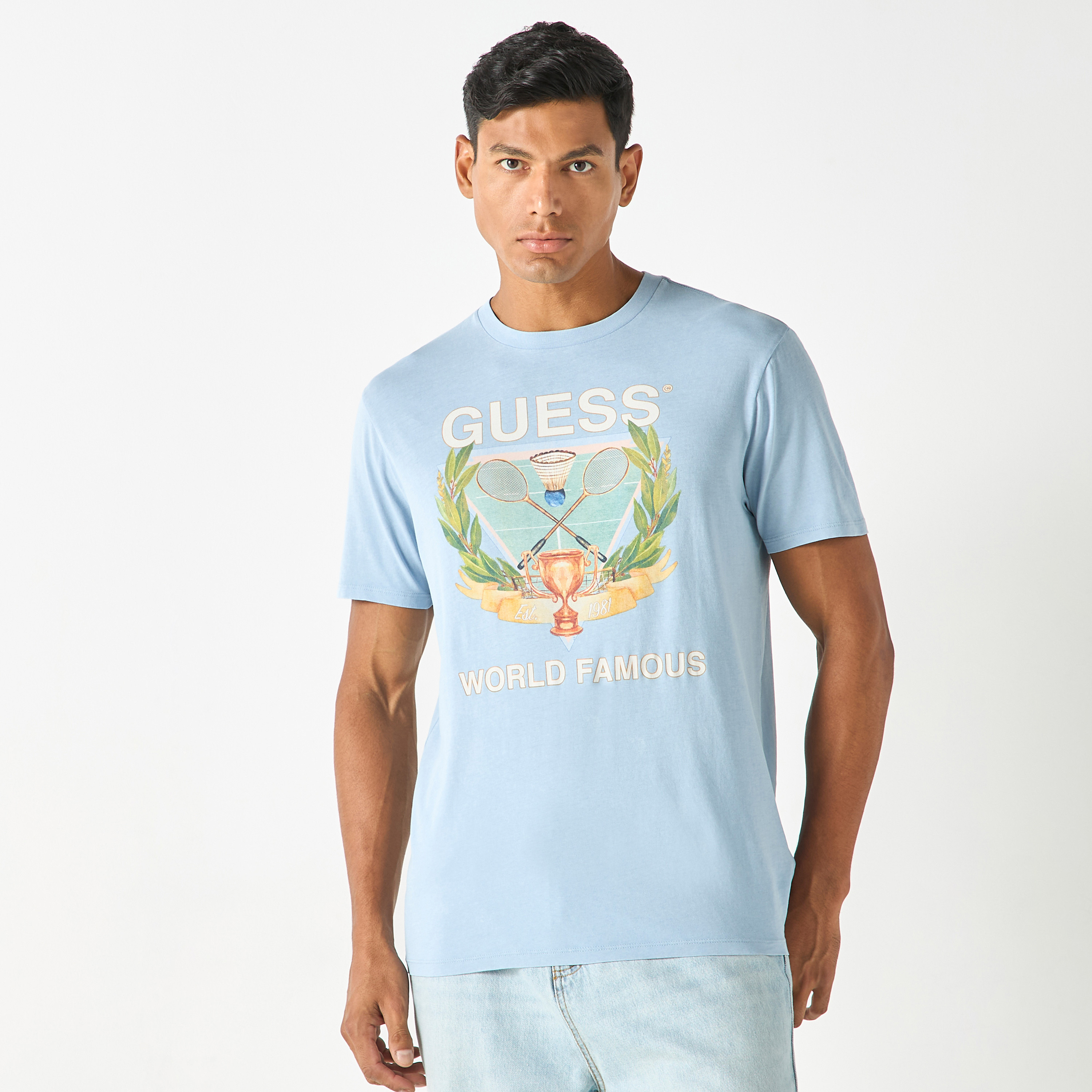 تيشيرت بياقة ضيّقة وأكمام قصيرة وطبعات شعار من جيس-men-clothing-tshirtsandpolos-tshirts-image-6