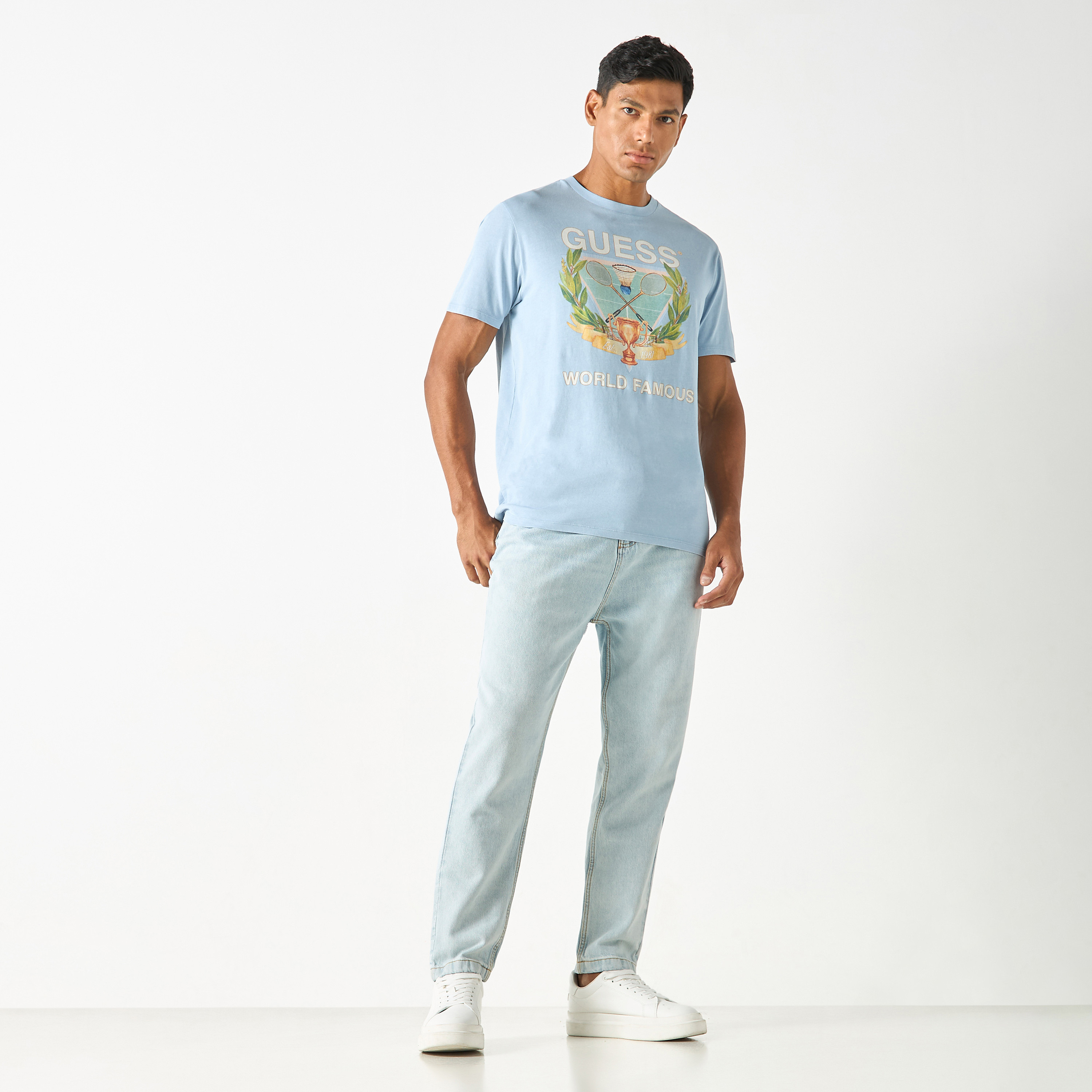 تيشيرت بياقة ضيّقة وأكمام قصيرة وطبعات شعار من جيس-men-clothing-tshirtsandpolos-tshirts-image-7