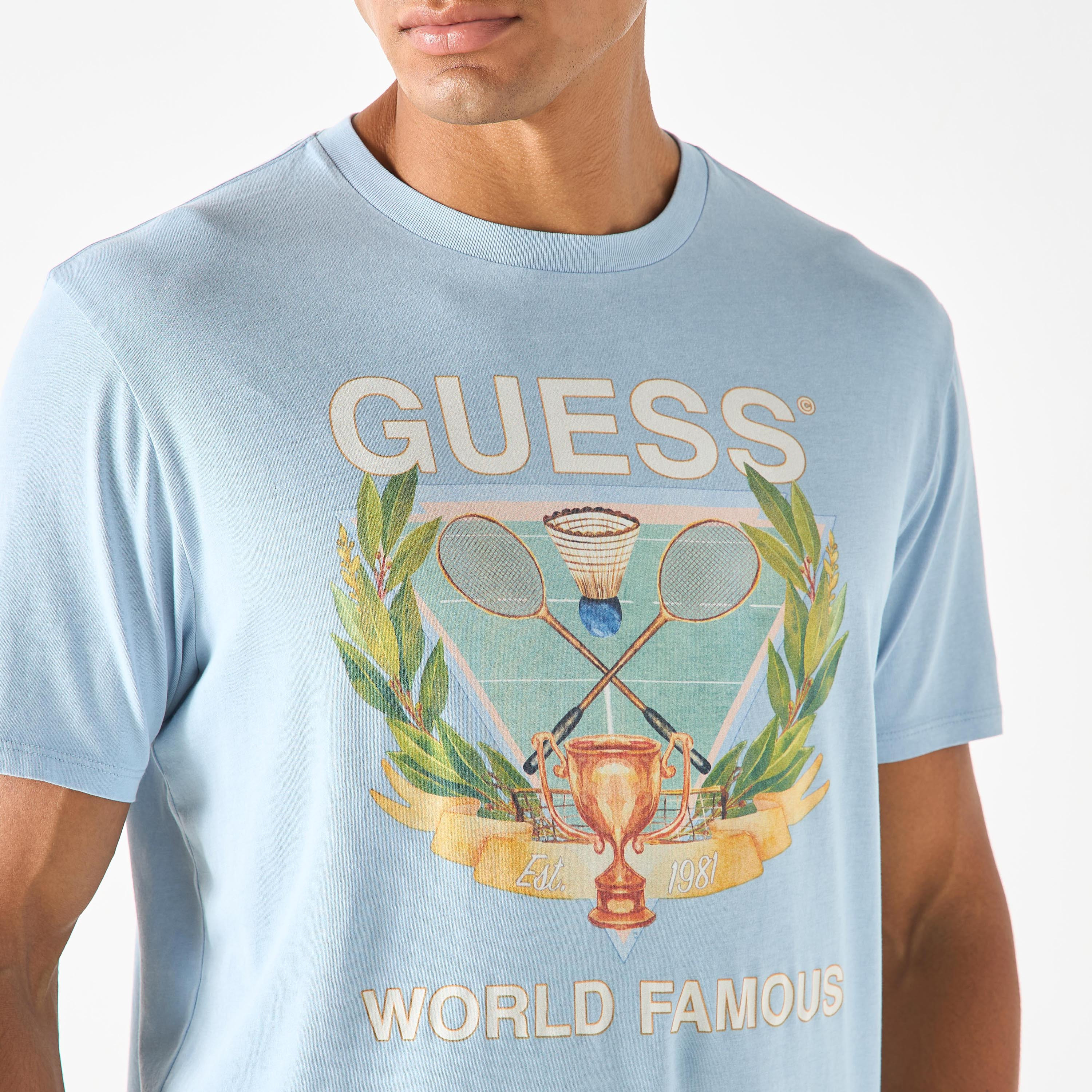 تيشيرت بياقة ضيّقة وأكمام قصيرة وطبعات شعار من جيس-men-clothing-tshirtsandpolos-tshirts-image-8