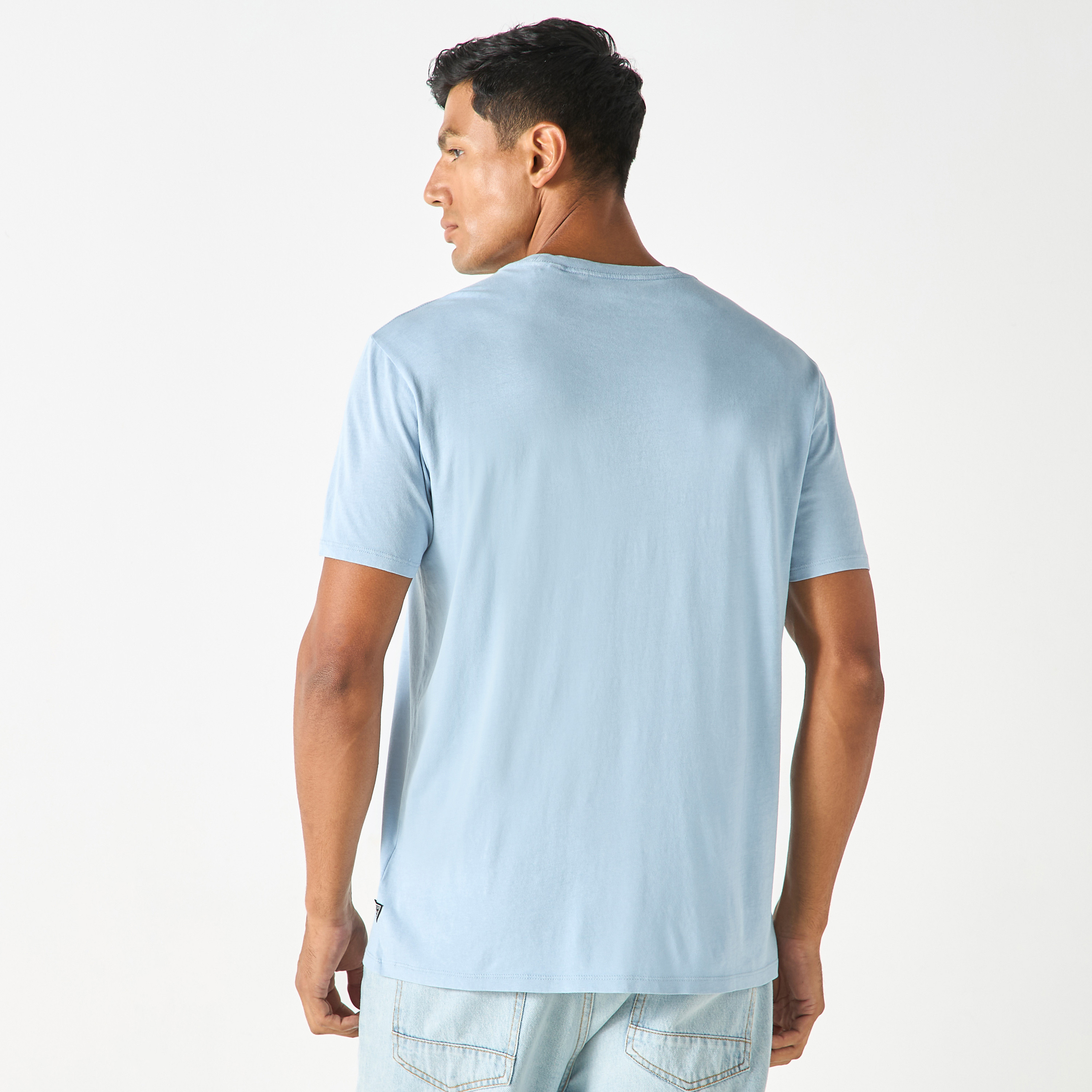 تيشيرت بياقة ضيّقة وأكمام قصيرة وطبعات شعار من جيس-men-clothing-tshirtsandpolos-tshirts-image-10