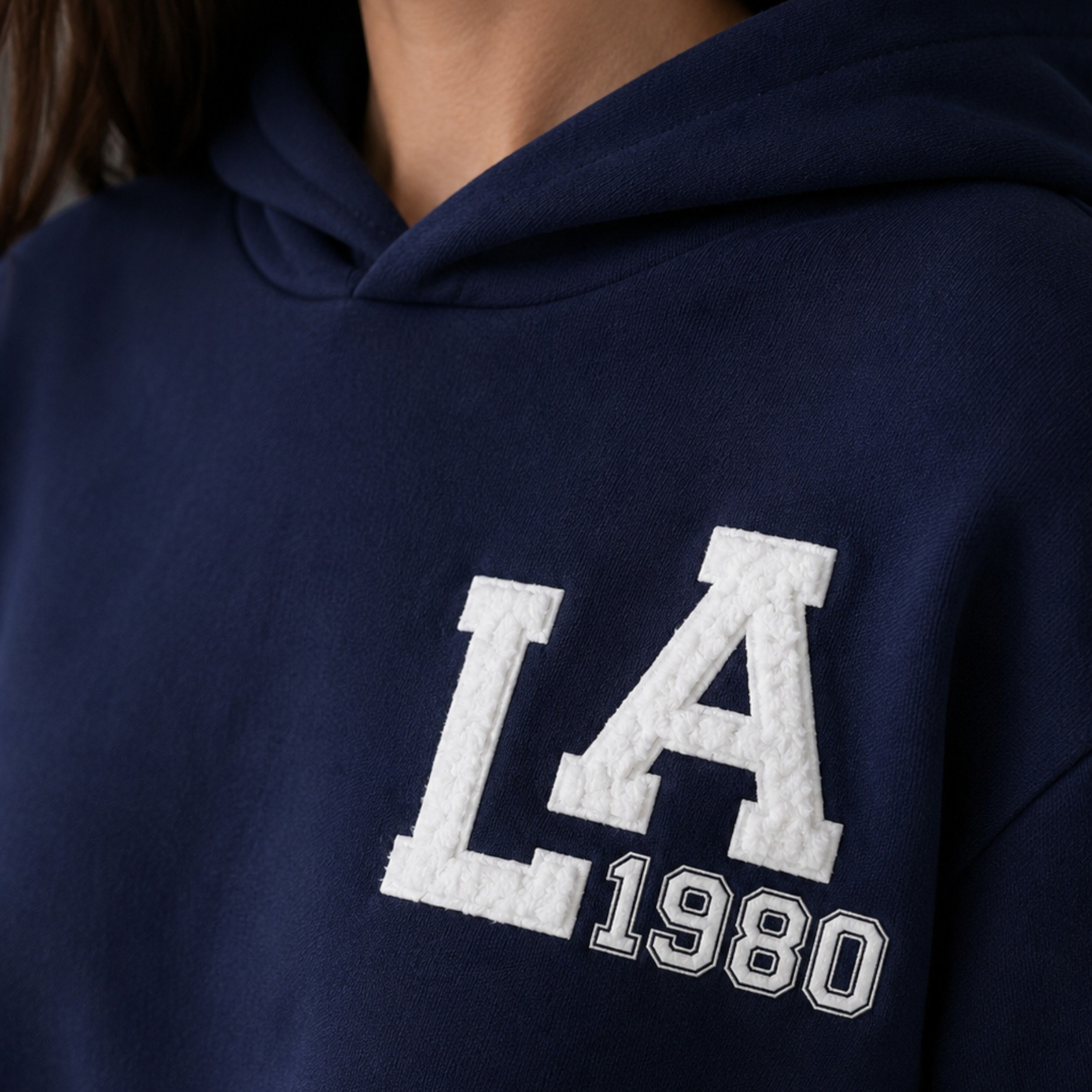 هودي بأكمام طويلة ومطرز بعبارة (LA 1980) من ديركجي-girls-clothing-sweatshirts-image-6