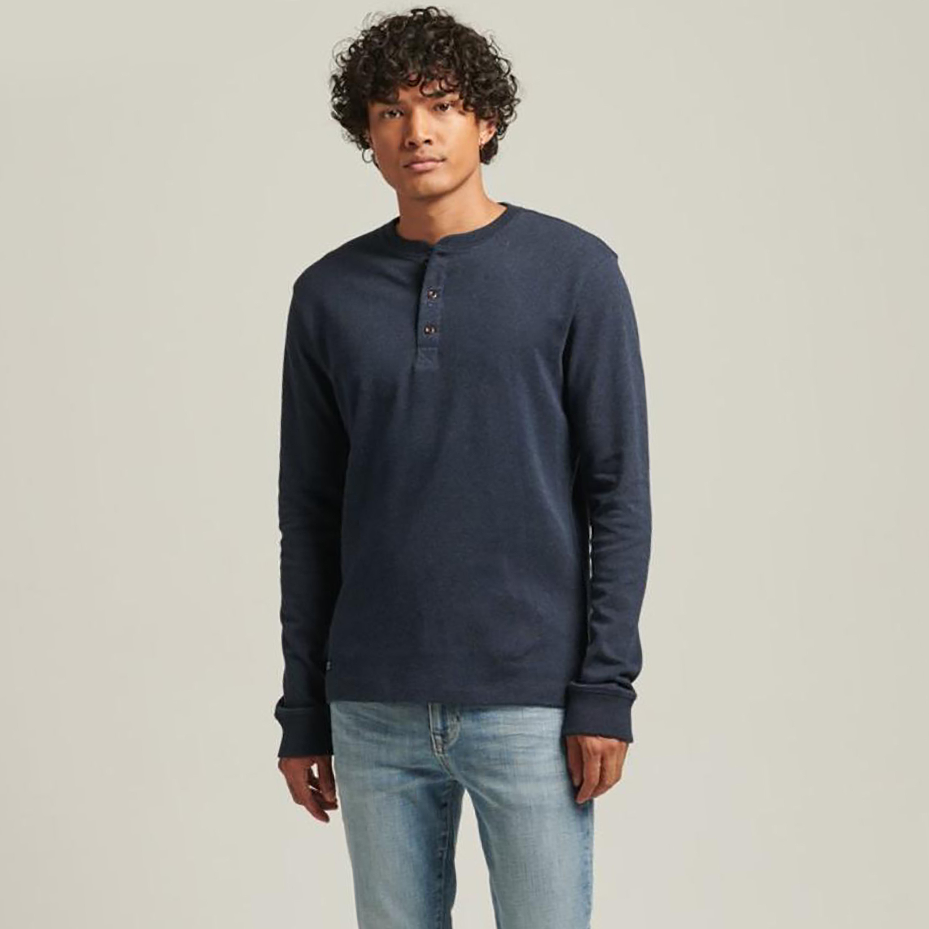 تيشيرت بأكمام طويلة وياقة هنلي مع شعار من سوبردراي-men-clothing-tshirtsandpolos-tshirts-image-1