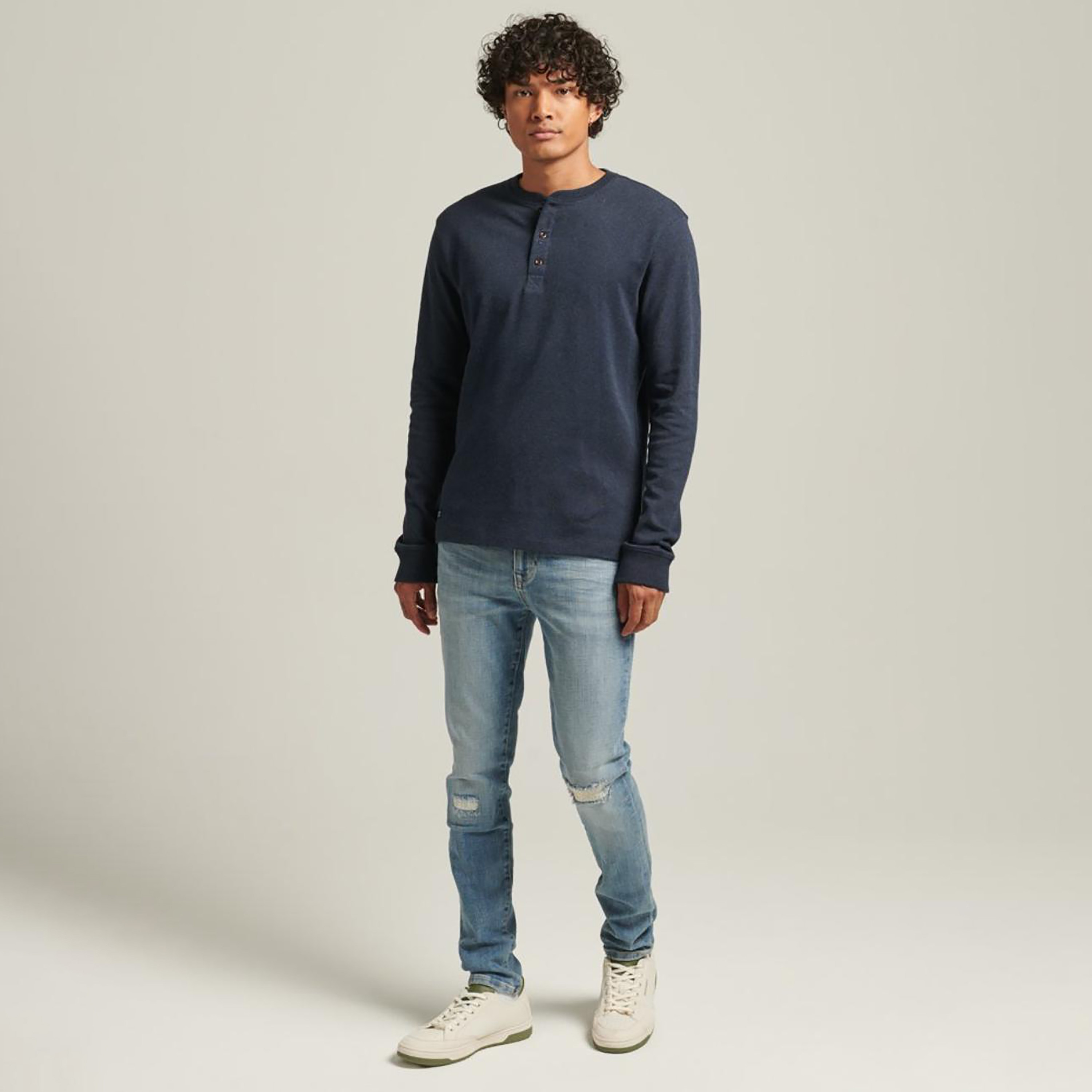 تيشيرت بأكمام طويلة وياقة هنلي مع شعار من سوبردراي-men-clothing-tshirtsandpolos-tshirts-image-2