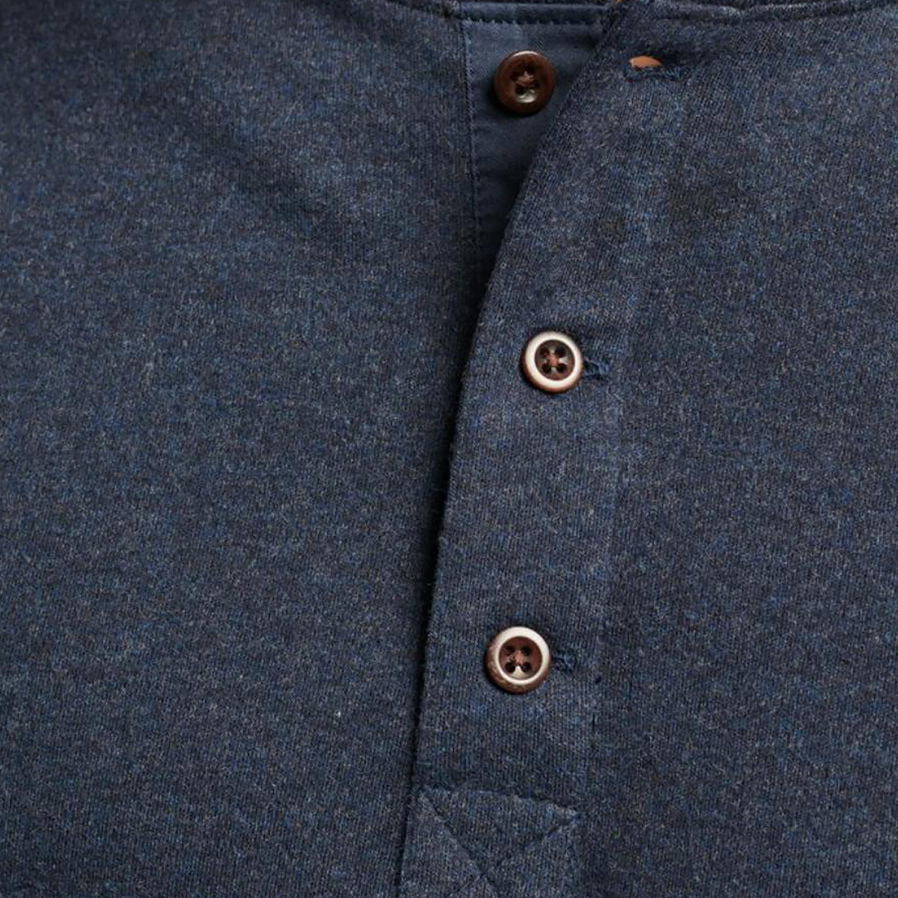 تيشيرت بأكمام طويلة وياقة هنلي مع شعار من سوبردراي-men-clothing-tshirtsandpolos-tshirts-image-3