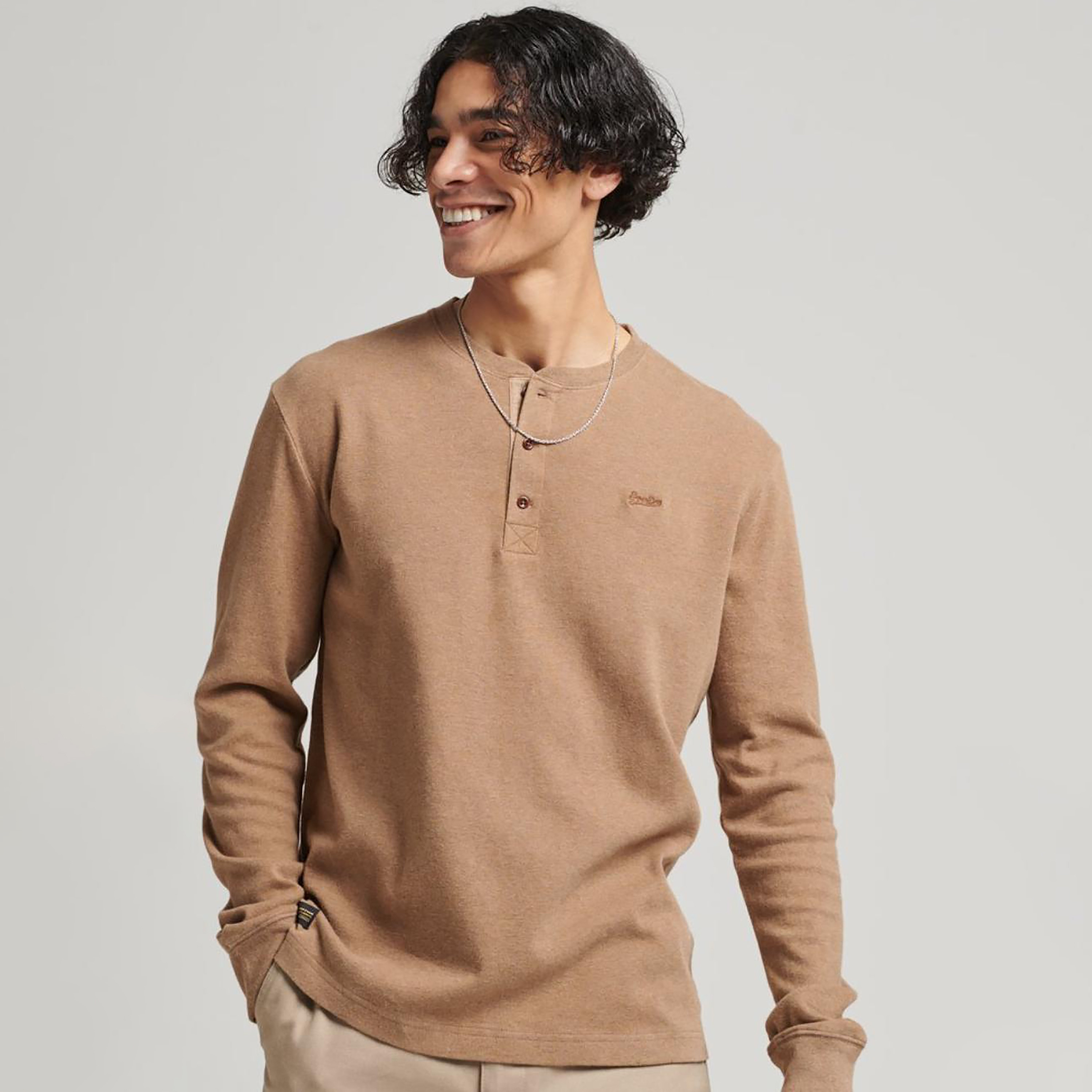 تيشيرت بأكمام طويلة وياقة هنلي مع شعار من سوبردراي-men-clothing-tshirtsandpolos-tshirts-image-1