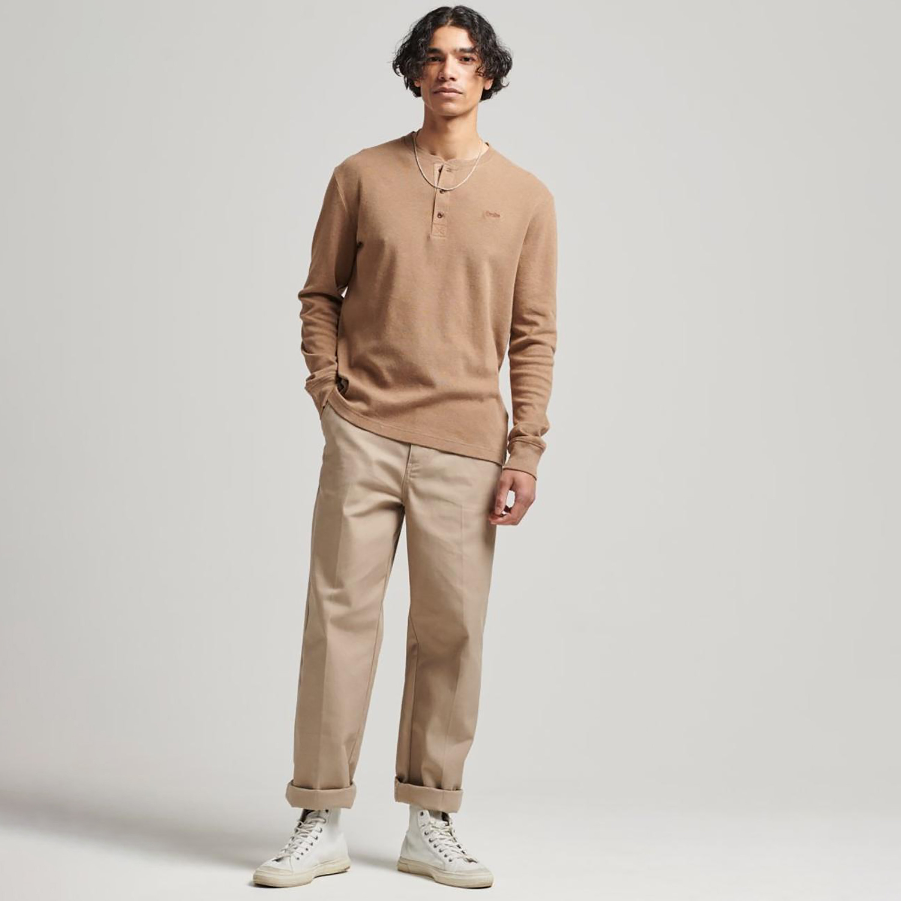 تيشيرت بأكمام طويلة وياقة هنلي مع شعار من سوبردراي-men-clothing-tshirtsandpolos-tshirts-image-2