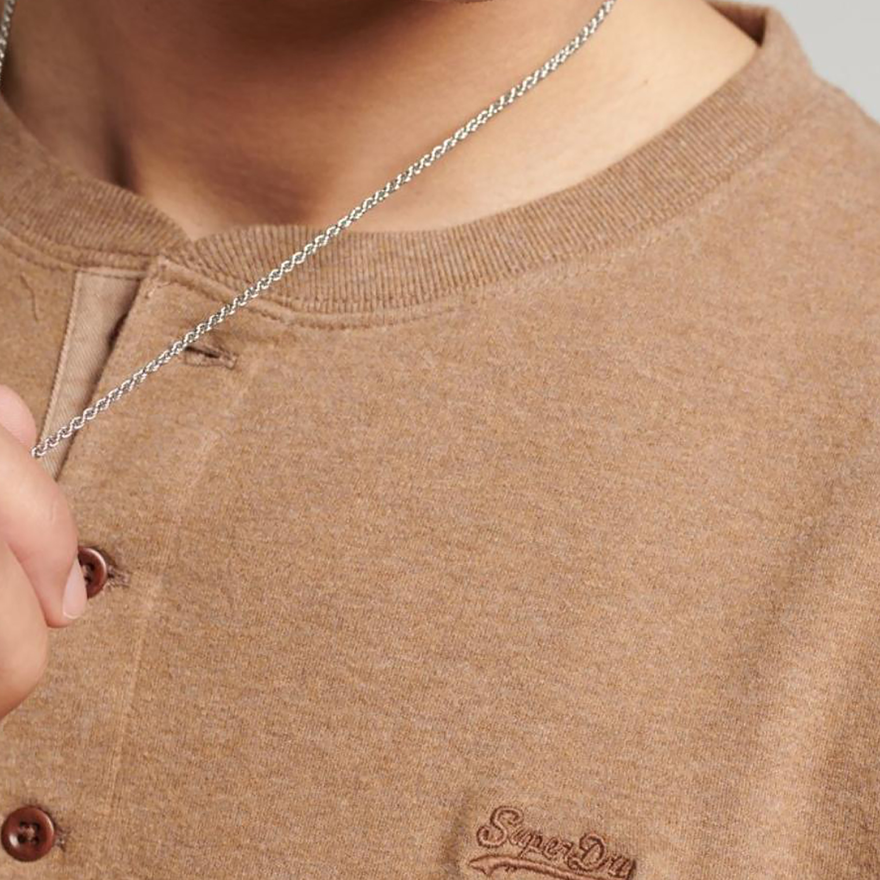 تيشيرت بأكمام طويلة وياقة هنلي مع شعار من سوبردراي-men-clothing-tshirtsandpolos-tshirts-image-3