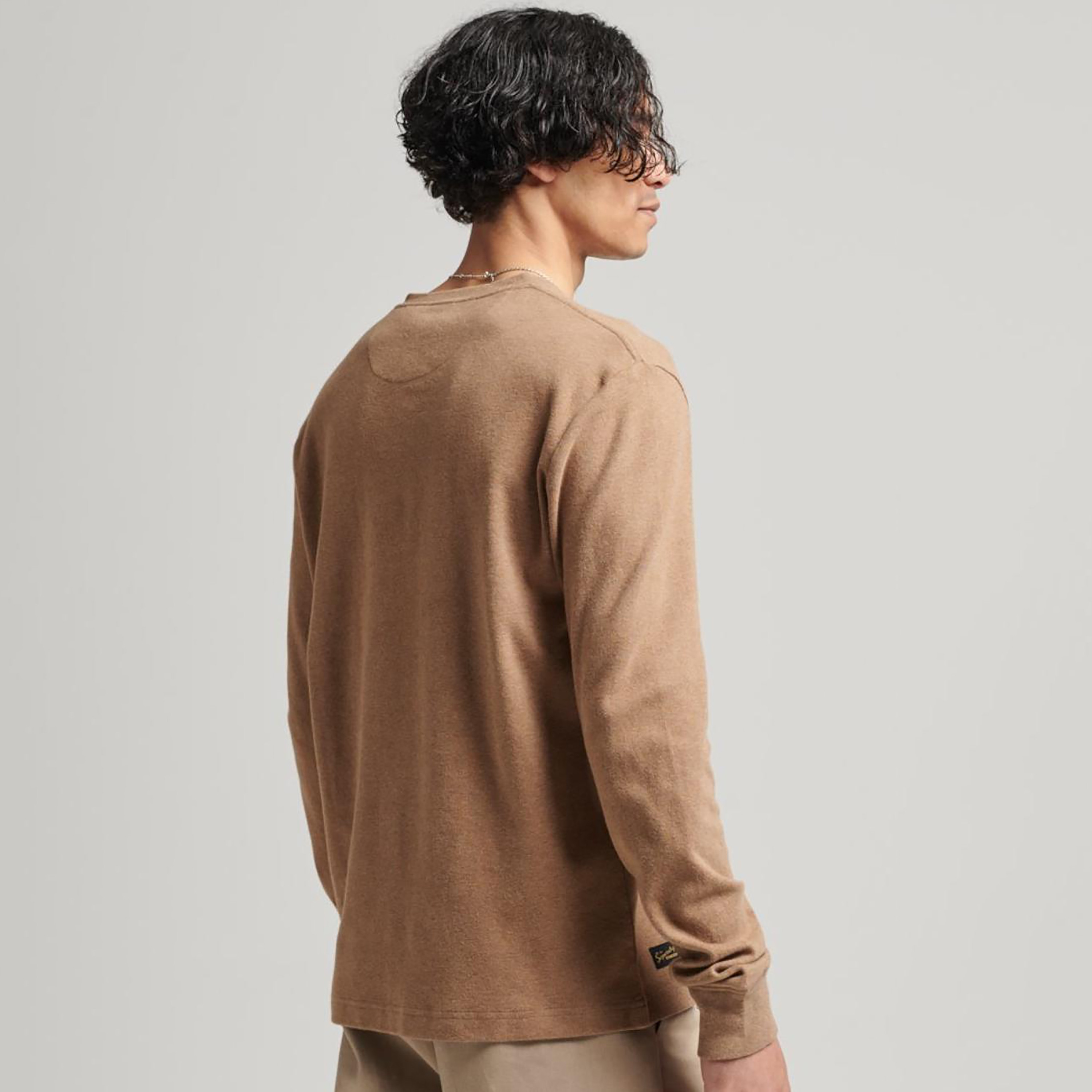 تيشيرت بأكمام طويلة وياقة هنلي مع شعار من سوبردراي-men-clothing-tshirtsandpolos-tshirts-image-4