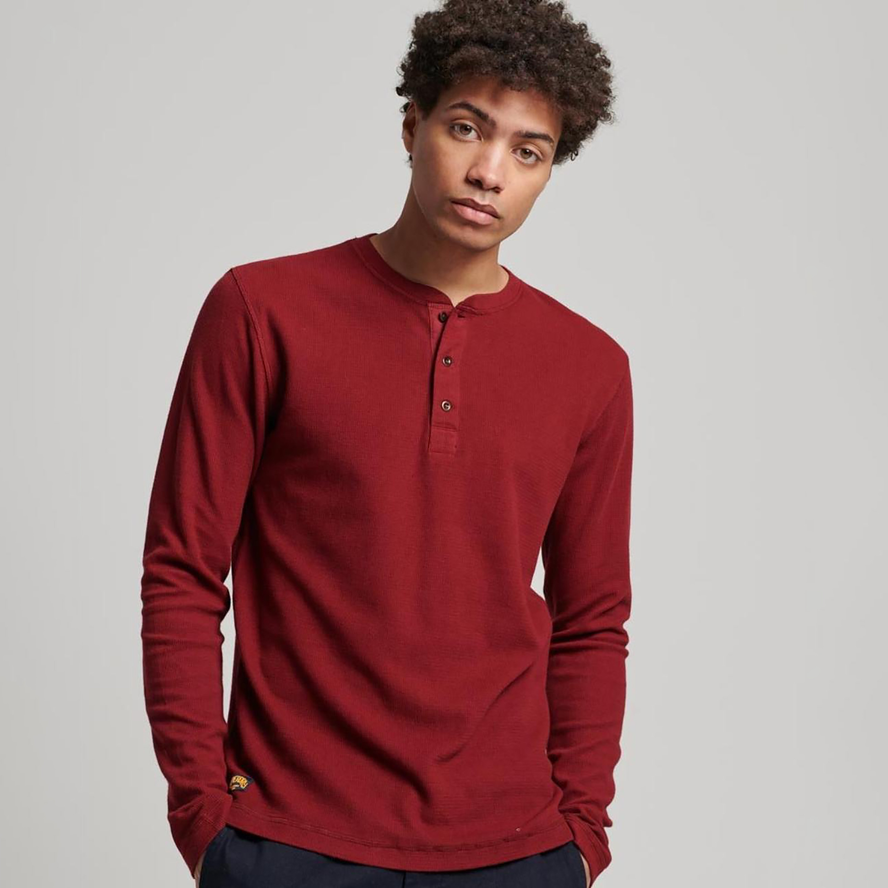 تيشيرت بأكمام طويلة وياقة هنلي مع منسوج من سوبردراي-men-clothing-tshirtsandpolos-tshirts-image-1