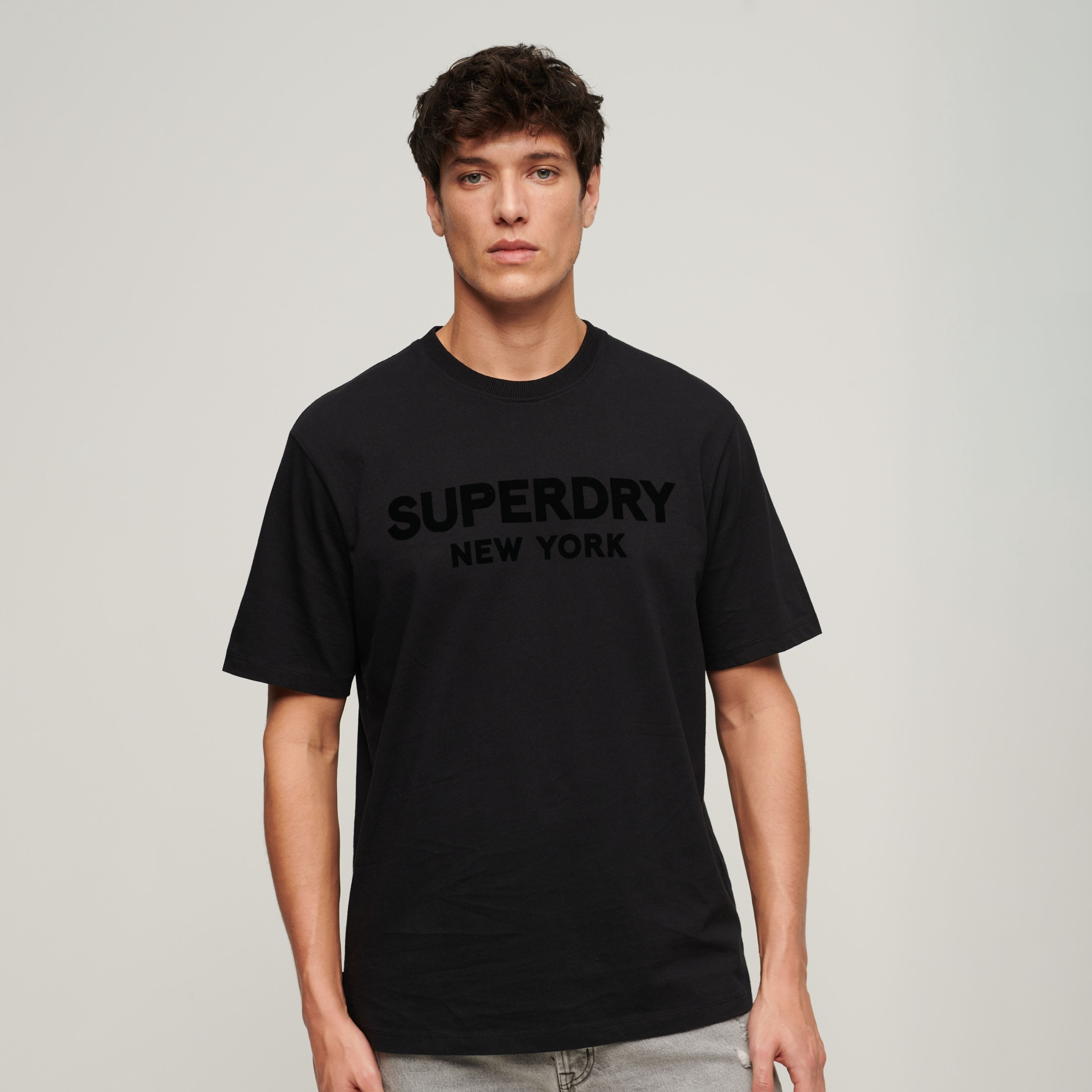 تيشيرت فضفاض بأكمام قصيرة وياقة ضيقة وطبعات شعار من سوبر دراي-men-clothing-tshirtsandpolos-tshirts-image-1