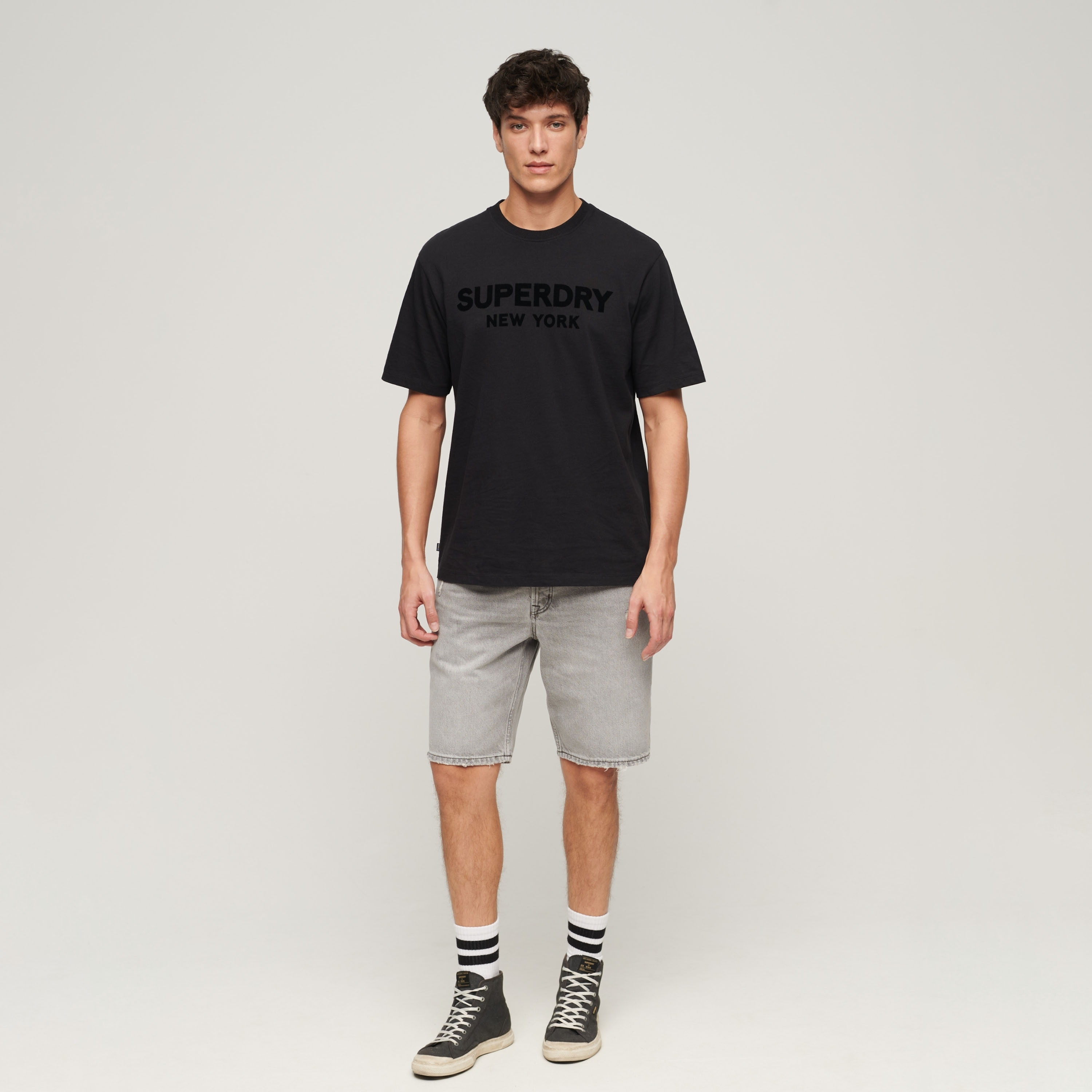 تيشيرت فضفاض بأكمام قصيرة وياقة ضيقة وطبعات شعار من سوبر دراي-men-clothing-tshirtsandpolos-tshirts-image-2