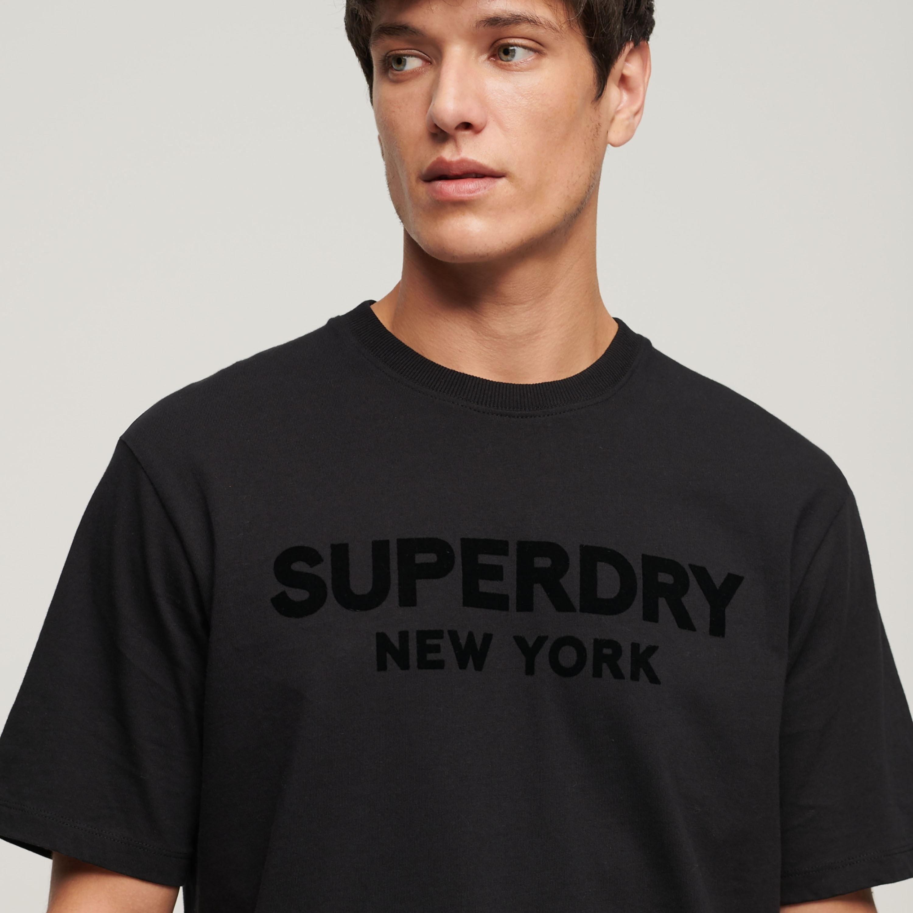 تيشيرت فضفاض بأكمام قصيرة وياقة ضيقة وطبعات شعار من سوبر دراي-men-clothing-tshirtsandpolos-tshirts-image-3