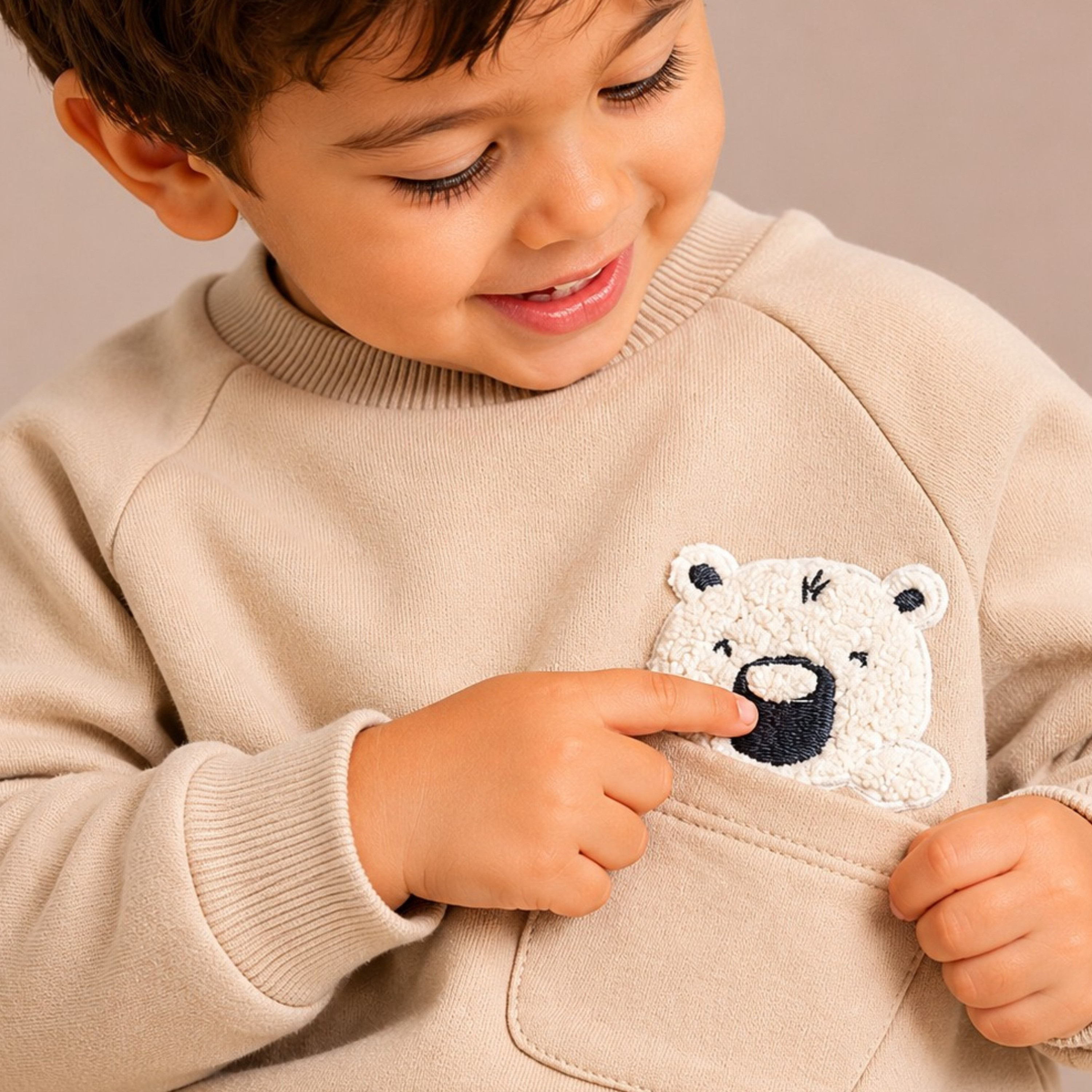 طقم سويت شيرت بأكمام طويلة وجيب بتصميم دب مع بنطلون جوغر من ديركجي-baby-boys-clothing-setsandcoords-image-3