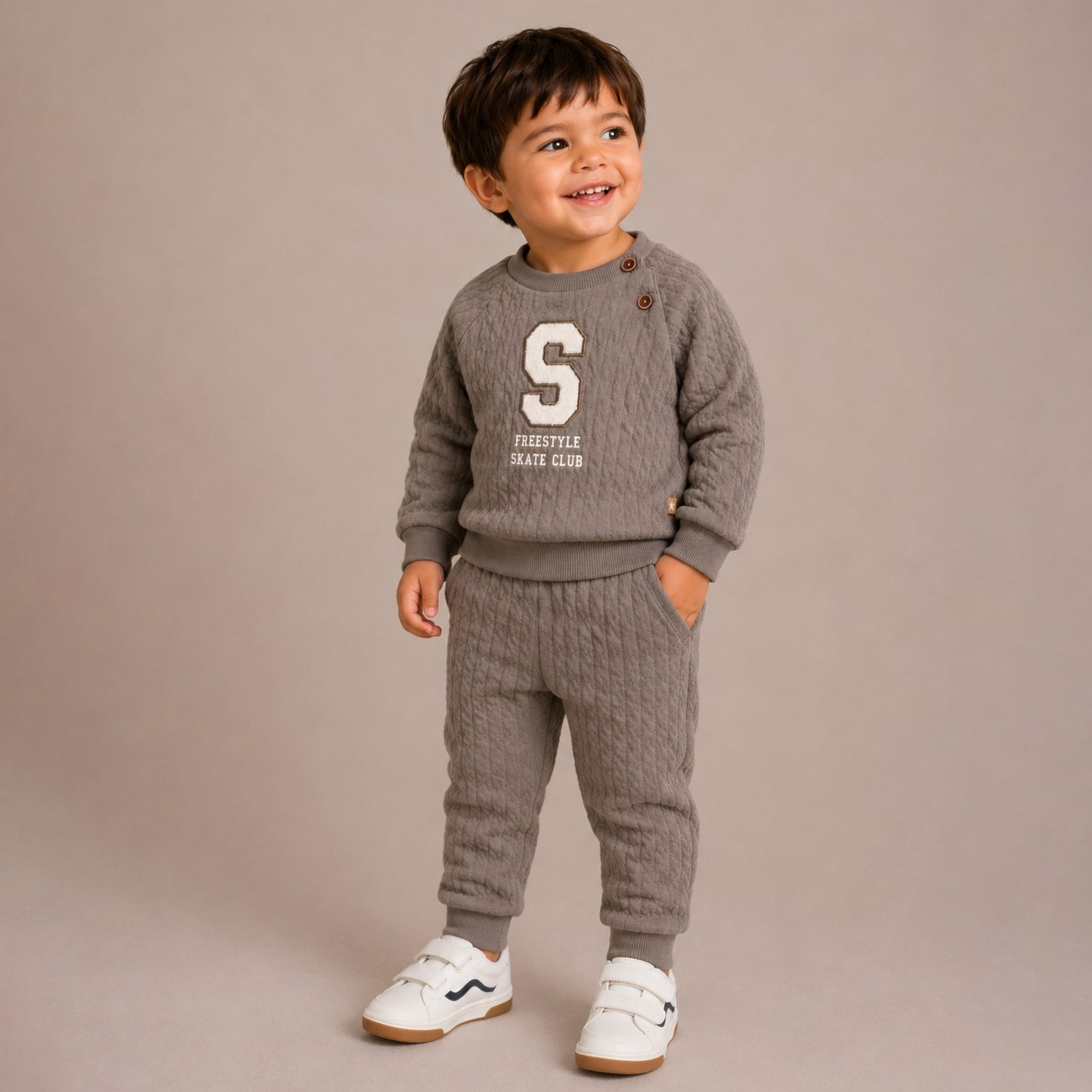 طقم سويت شيرت بأكمام طويلة بطبعة (Freestyle Skate Club) وبنطلون جوغر من ديركجي-baby-boys-clothing-setsandcoords-image-1