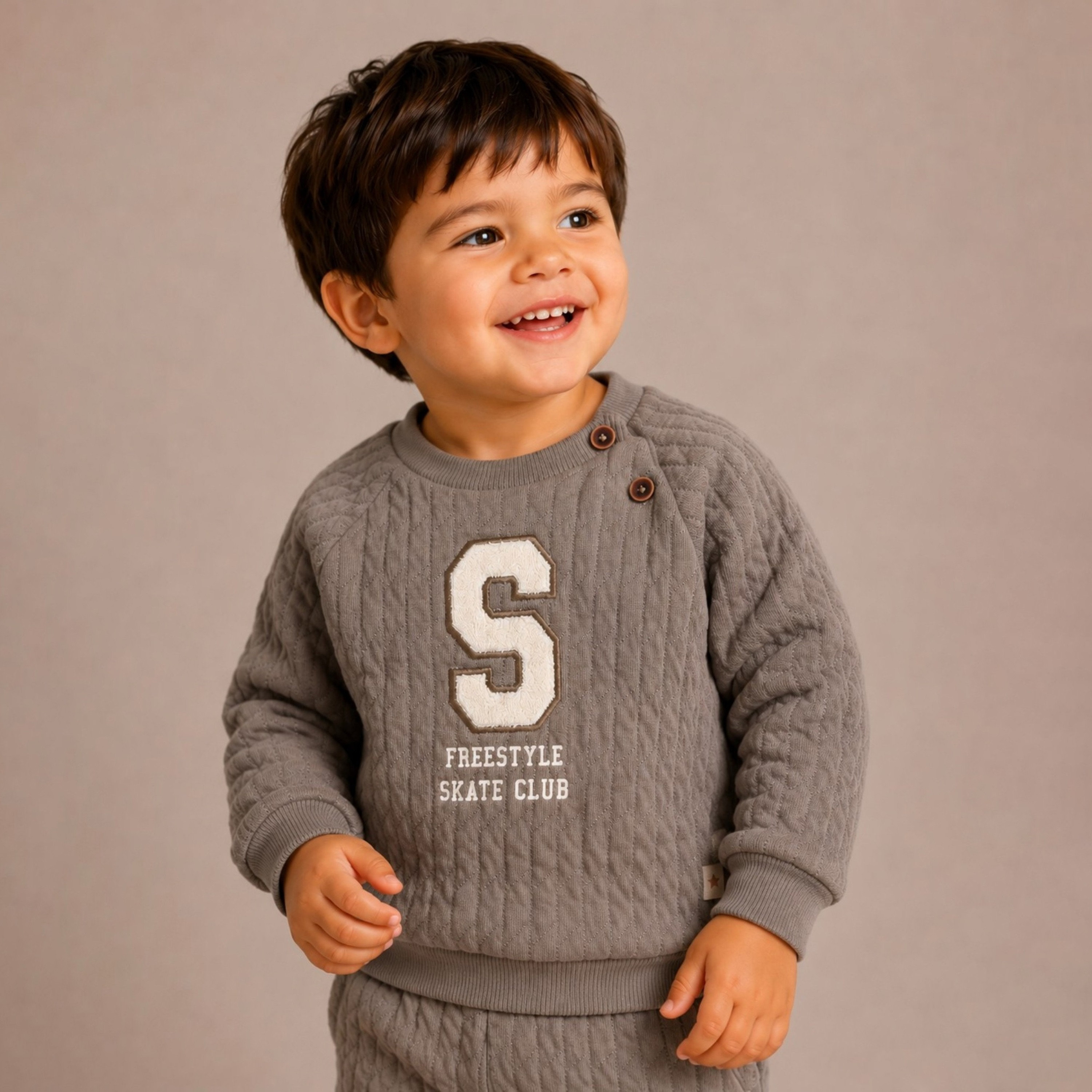 طقم سويت شيرت بأكمام طويلة بطبعة (Freestyle Skate Club) وبنطلون جوغر من ديركجي-baby-boys-clothing-setsandcoords-image-2