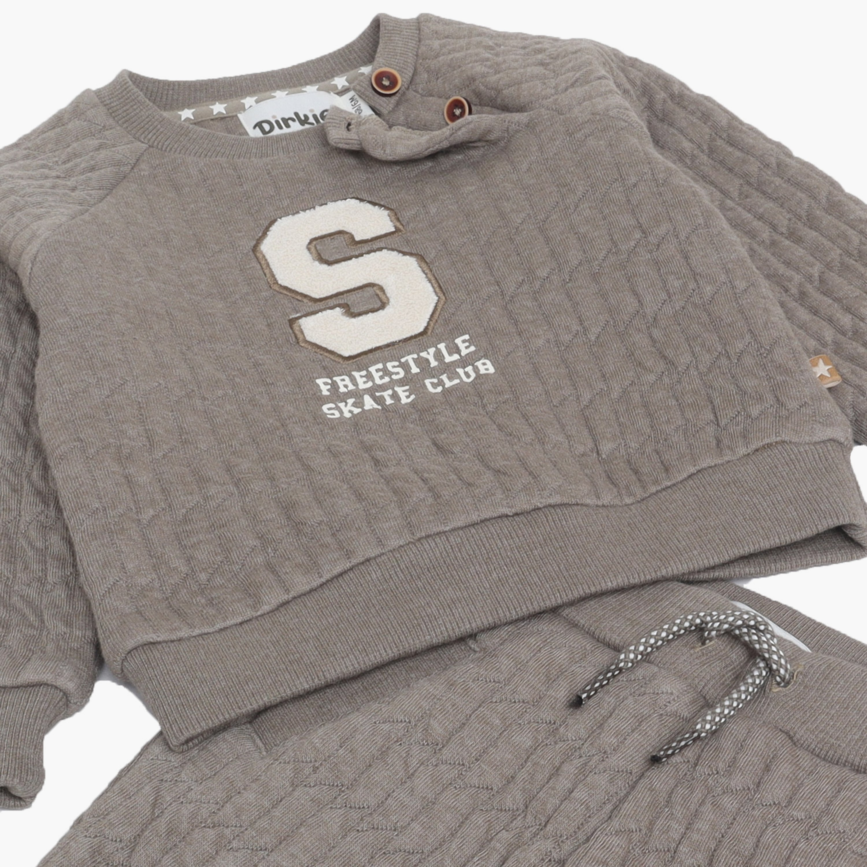 طقم سويت شيرت بأكمام طويلة بطبعة (Freestyle Skate Club) وبنطلون جوغر من ديركجي-baby-boys-clothing-setsandcoords-image-6