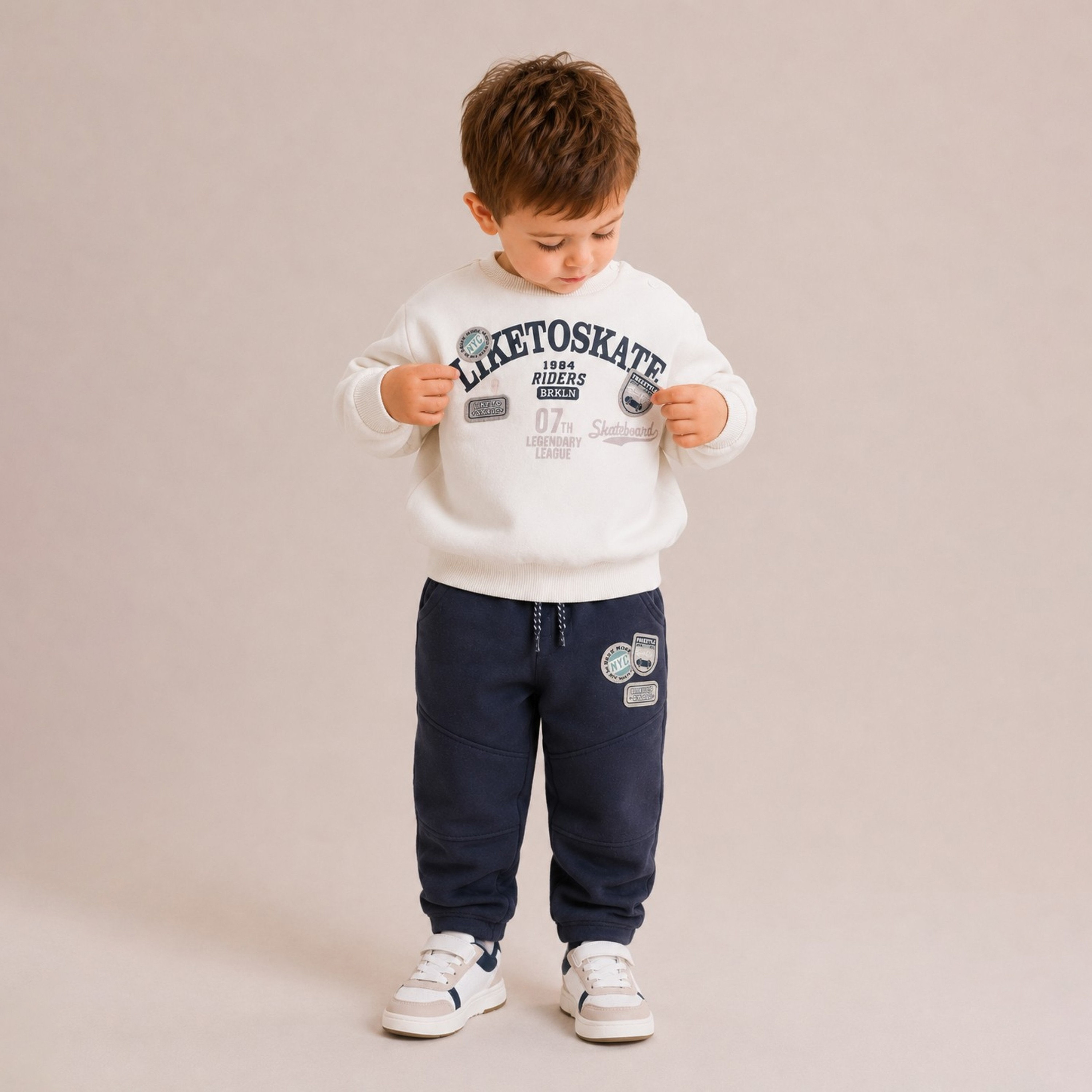 طقم سويت شيرت بأكمام طويلة بطبعة (Like To Skate) وبنطلون جوغر من ديركجي-baby-boys-clothing-setsandcoords-image-1